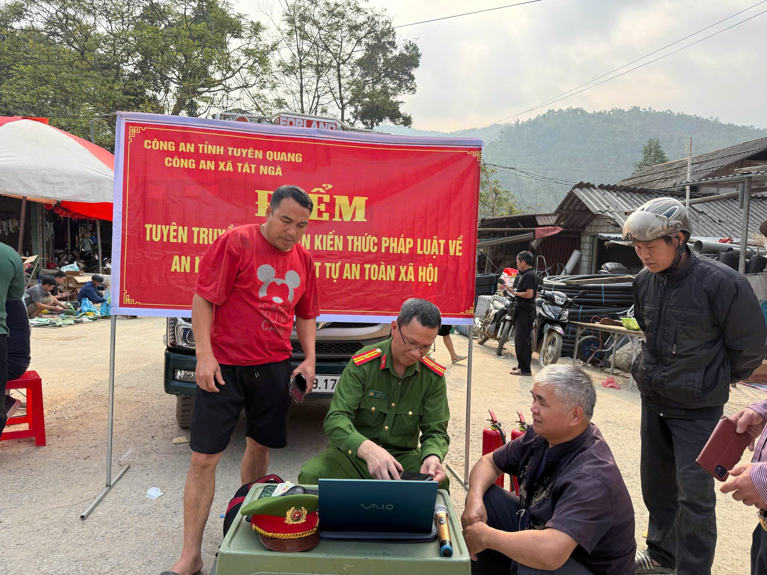 ĐIỂM TUYÊN TRUYỀN TẠI PHIÊN CHỢ TRUYỀN THỐNG