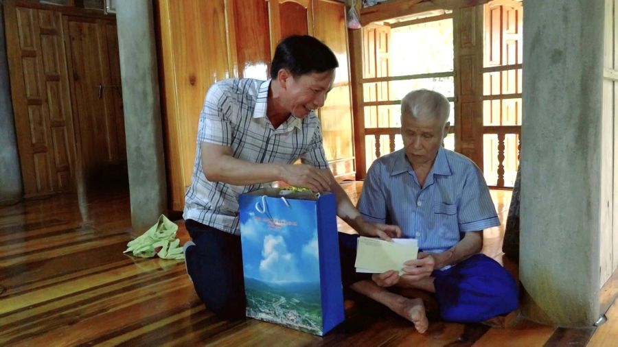   Phó Chủ tịch Thường trực UBND xã thăm tặng quà người khuyết tật