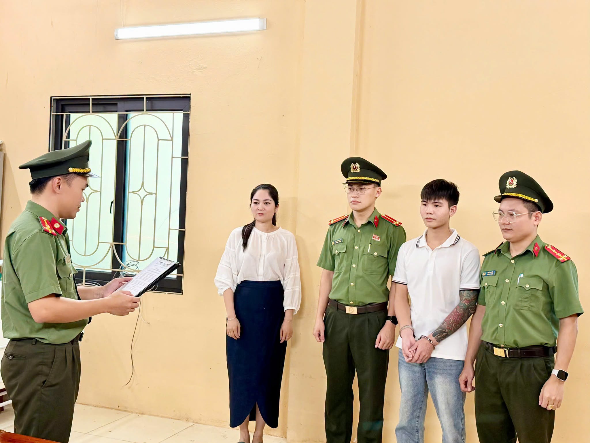 KHỞI TỐ ĐỐI TƯỢNG TỔ CHỨC CHO NGƯỜI KHÁC TRỐN ĐI NƯỚC NGOÀI