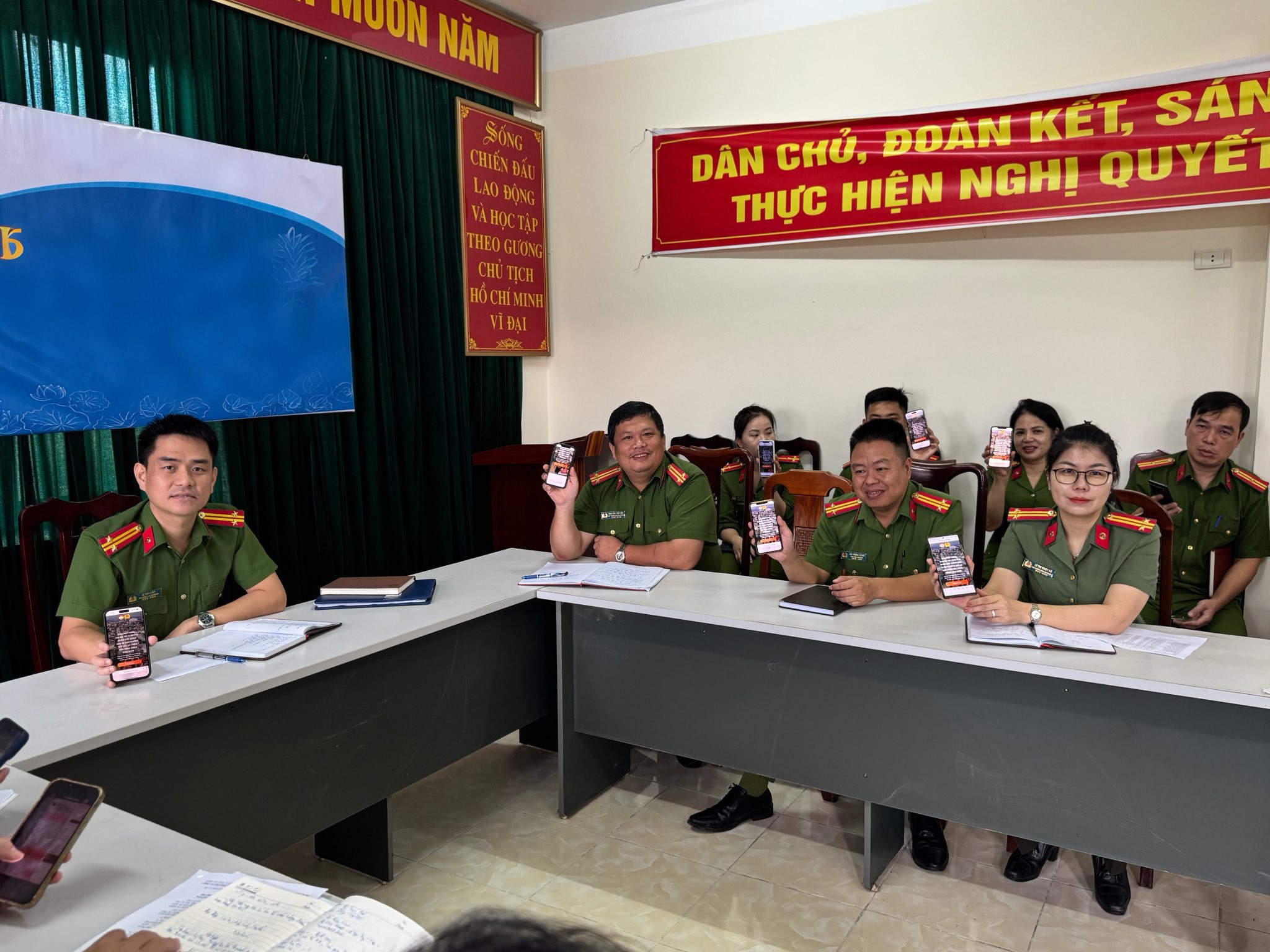 CÔNG AN PHƯỜNG NÔNG TIẾN TÍCH CỰC TRIỂN KHAI ỦNG HỘ NGƯỜI DÂN VÙNG LŨ QUA ỨNG DỤNG VNeID