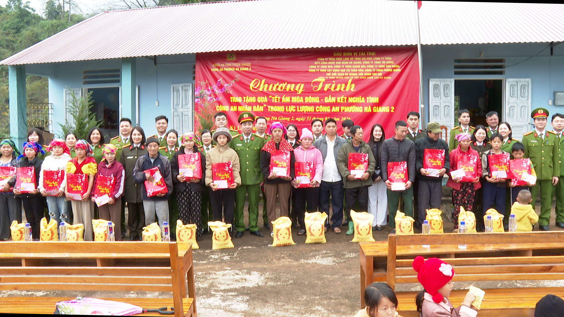 Công an phường Hà Giang 2 tặng quà Tết cho các gia đình khó khăn trên địa bàn