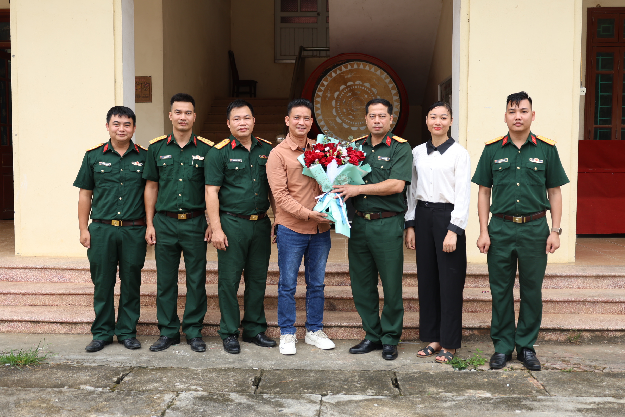 Ban Chỉ huy Quân sự xã Lâm Bình thăm, chúc mừng Trung tâm Dịch vụ công nhân nhân Ngày Báo chí Cách mạng Việt Nam