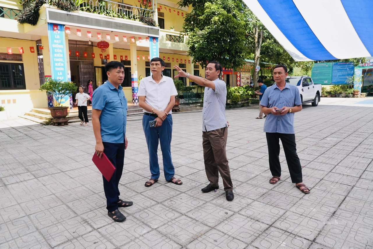 Chủ tịch UBND xã Nguyễn Mạnh Thắng kiểm tra công tác chuẩn bị cho khai giảng và bước vào năm học mới của các trường học