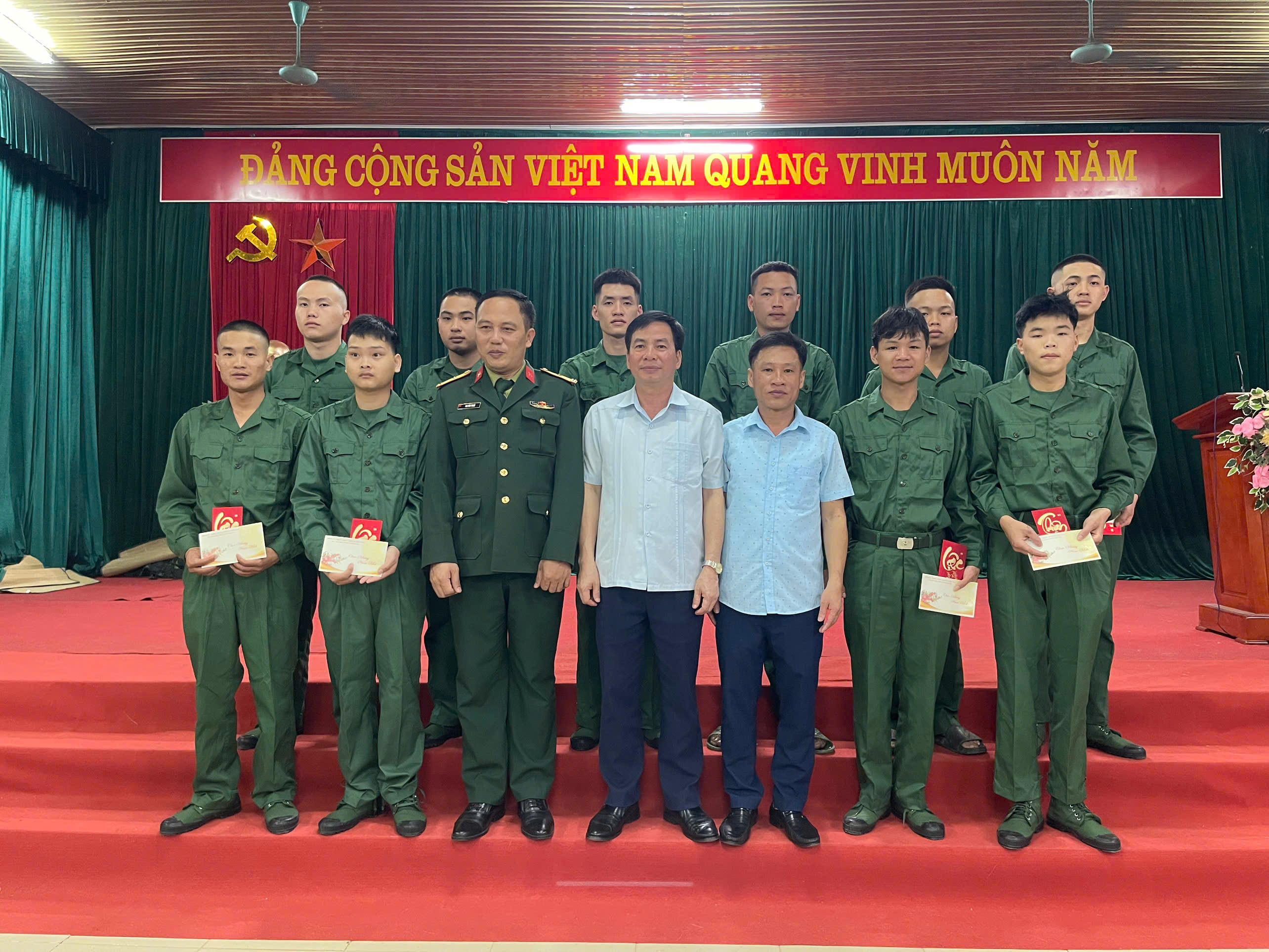 ỦY BAN NHÂN DÂN LONG TRỌNG TỔ CHỨC LỄ GIAO NHẬN QUÂN NĂM 2026