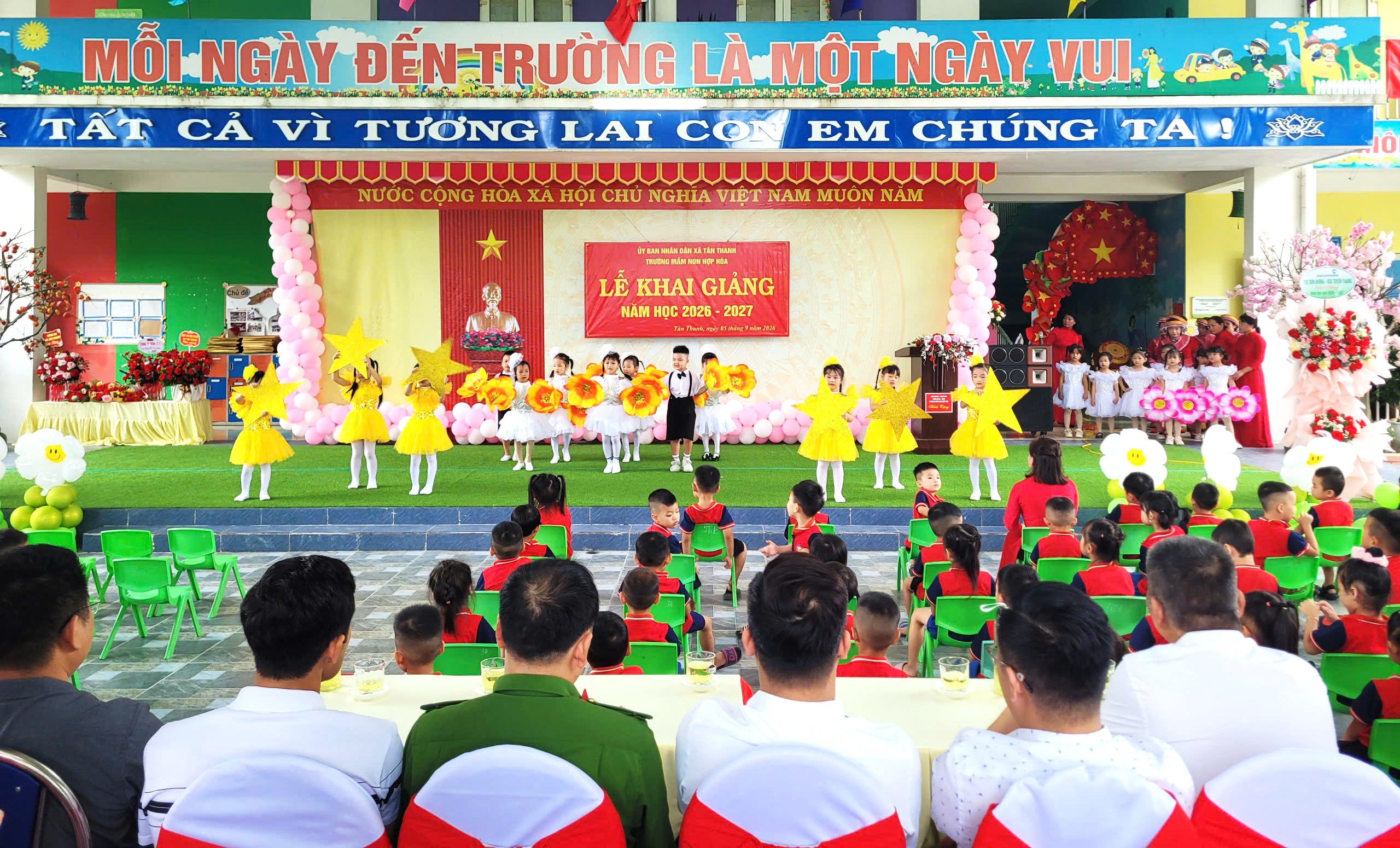 Đồng chí Đỗ Xuân Phúc, Bí thư Đảng ủy, Chủ tịch HĐND xã dự khai giảng năm học mới tại Trường Mầm non Hợp Hòa