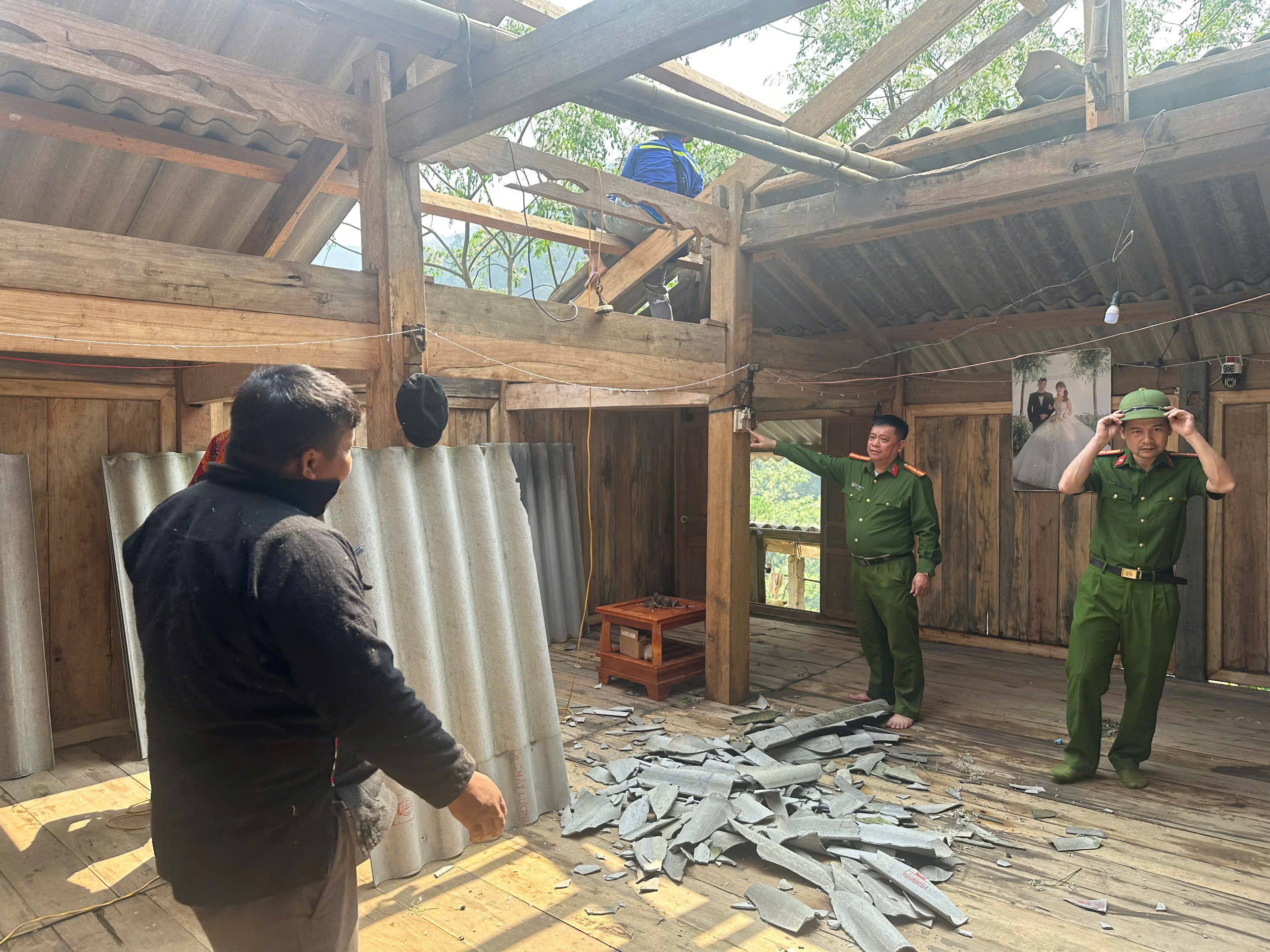 KỊP THỜI HỖ TRỢ NHÂN DÂN KHẮC PHỤC HẬU QUẢ DÔNG LỐC