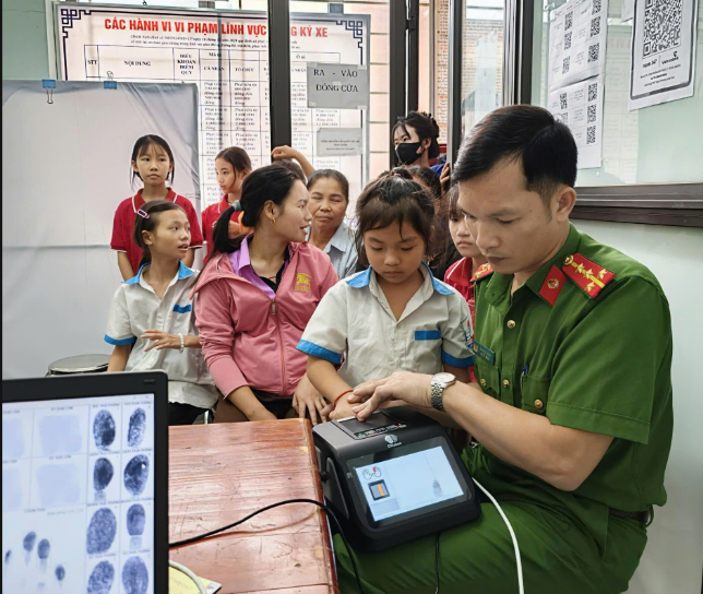 CÔNG AN XÃ KIẾN THIẾT NHỮNG "BÓNG ÁO XANH" MIỆT MÀI VÌ HÀNH TRÌNH SỐ CỦA NHÂN DÂN 