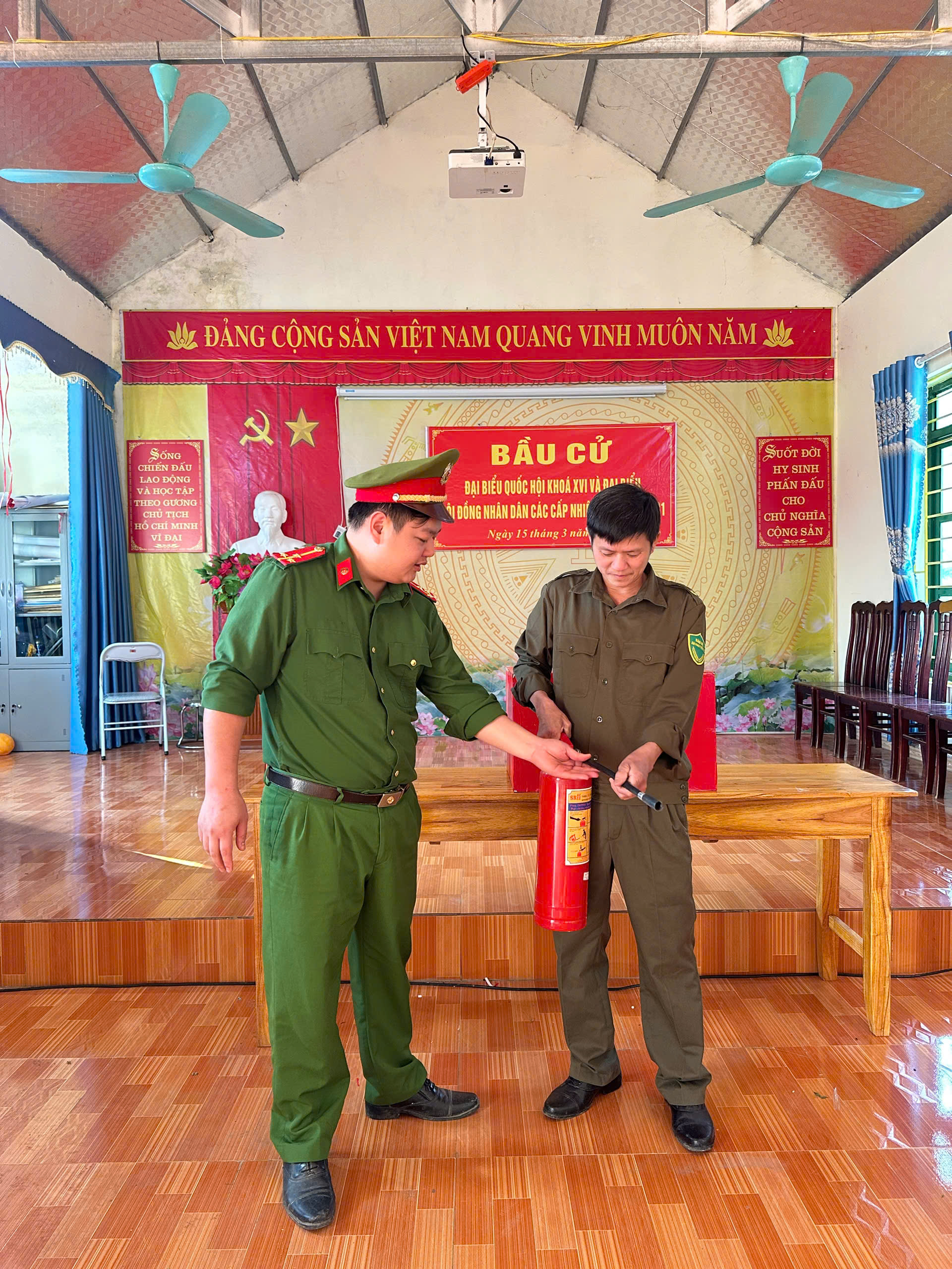 CÔNG AN XÃ YÊN LẬP TỔ CHỨC KIỂM TRA CÁC ĐIỀU KIỆN AN TOÀN PCCC VÀ HƯỚNG DẪN CÁC LỰC LƯỢNG CƠ SỞ, CÁC BƯỚC XỬ LÝ SỰ CỐ CHÁY, NỔ TẠI CHỖ  