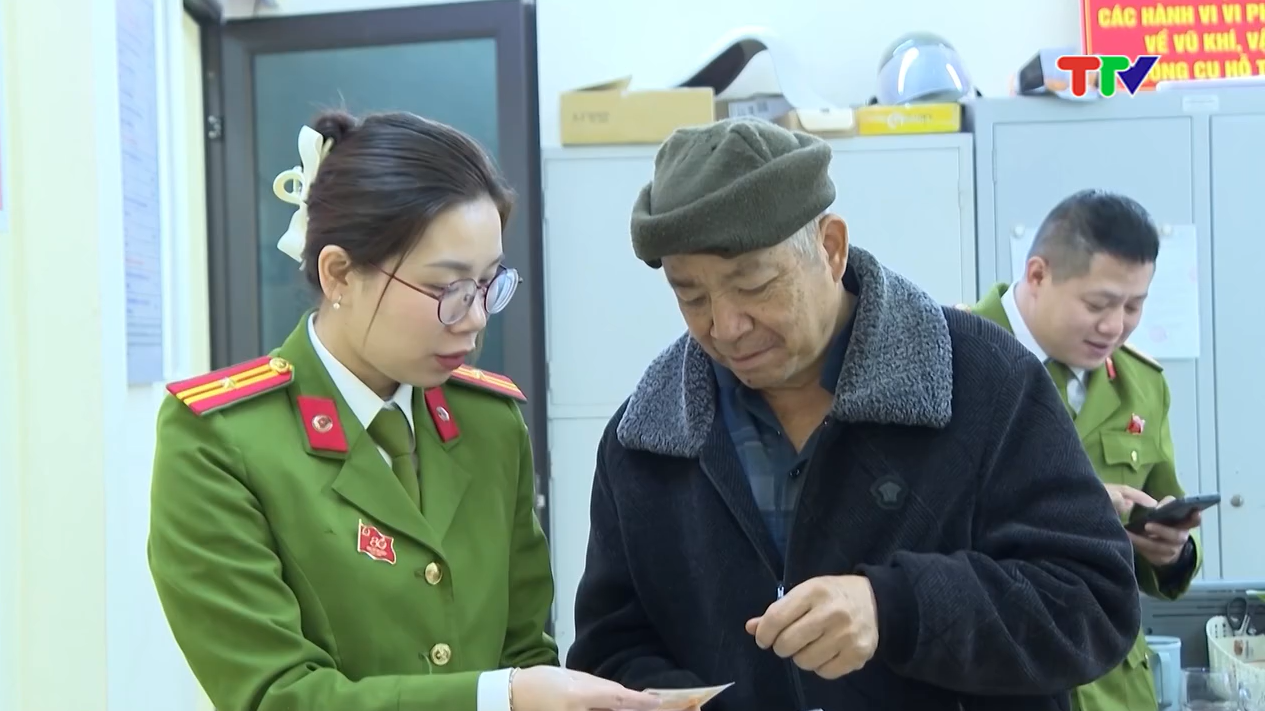 ĐƯA THỦ TỤC HÀNH CHÍNH GIAO THÔNG VỀ XÃ: NHANH GỌN, HIỆU QUẢ