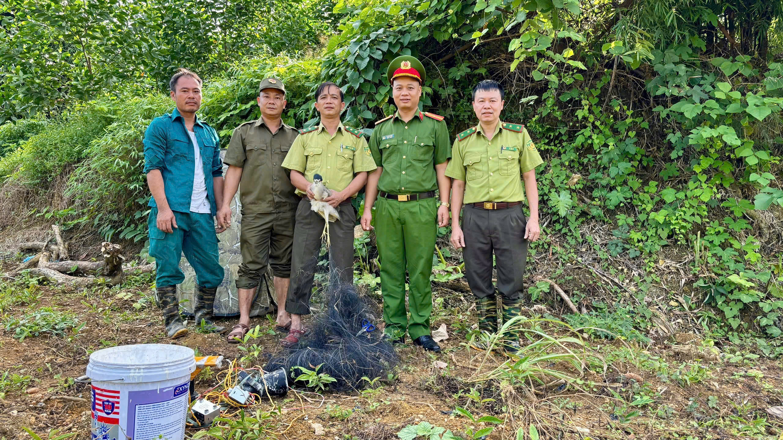 CÔNG AN XÃ HÀM YÊN THU GIỮ HÀNG LOẠT DỤNG CỤ SĂN BẮT TRÁI PHÉP