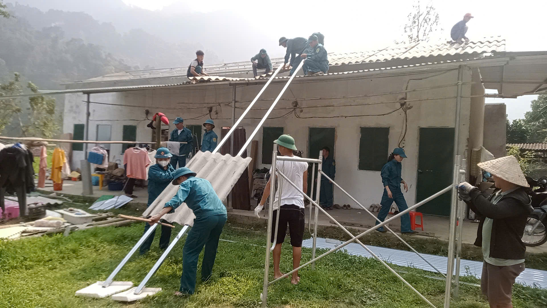 MINH NGỌC : LỰC LƯỢNG CÔNG AN VÀ DÂN QUÂN XÃ HỖ TRỢ NHÂN DÂN KHẮC PHỤC HẬU QUẢ THIÊN TAI SAU CƠN BÃO