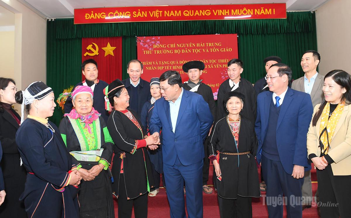 Thứ trưởng Bộ Dân tộc và Tôn giáo Nguyễn Hải Trung thăm, tặng quà đồng bào dân tộc thiểu số tại xã Yên Phú 