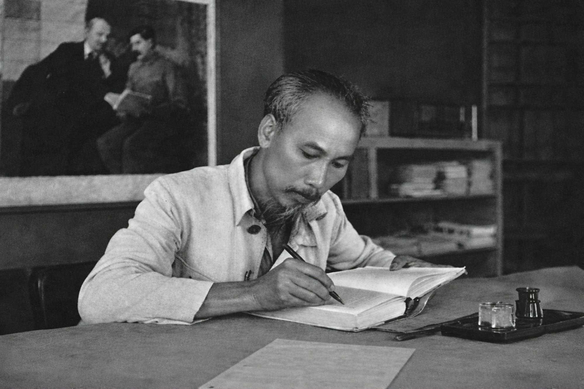 Chủ tịch Hồ Chí Minh - Ngọn đuốc soi đường cho cách mạng Việt Nam và phong trào giải phóng dân tộc trên thế giới