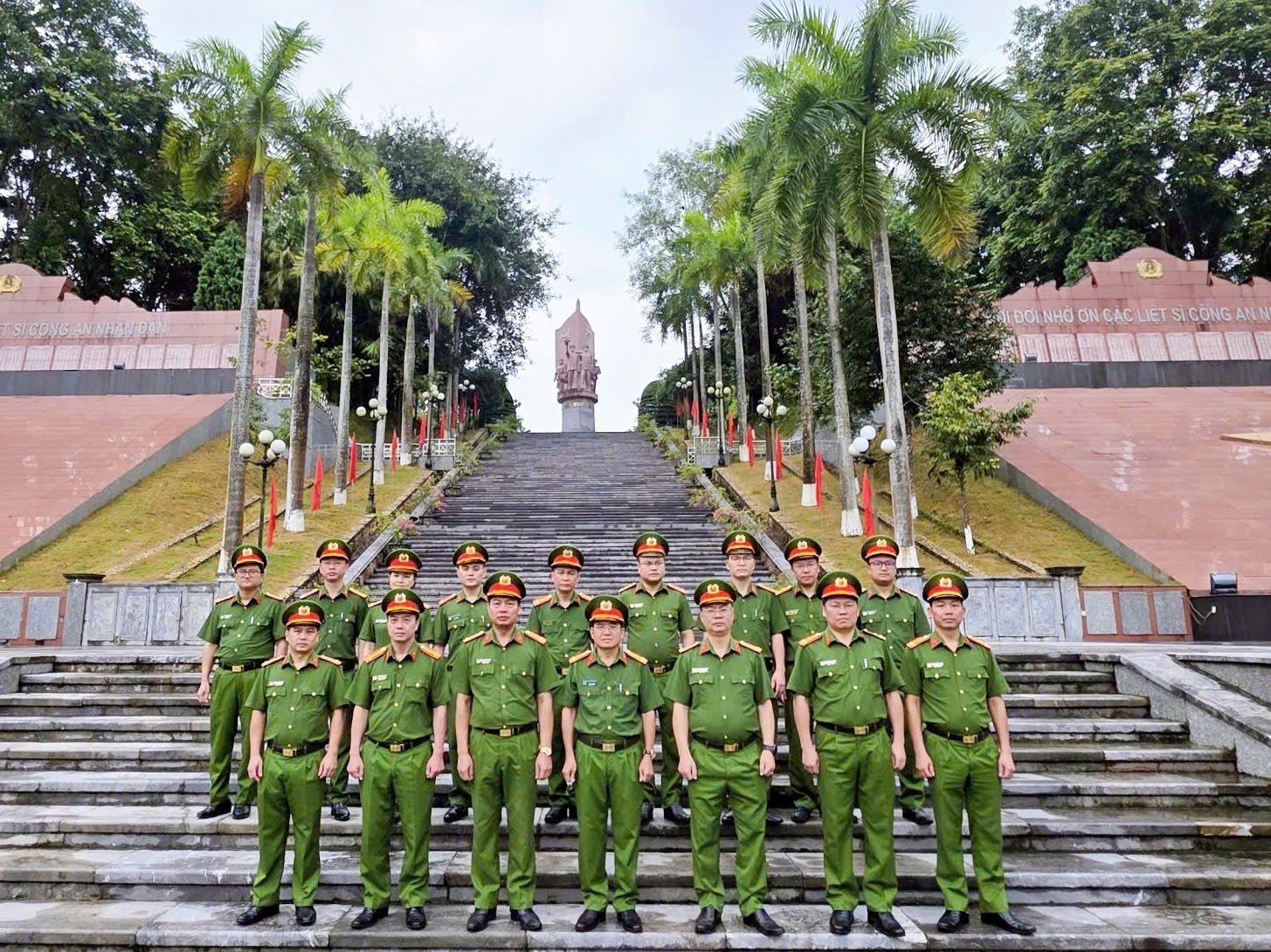 PHÒNG CẢNH SÁT ĐIỀU TRA TỘI PHẠM VỀ THAM NHŨNG, KINH TẾ, BUÔN LẬU, MÔI TRƯỜNG TỔ CHỨC DÂNG HƯƠNG, DÂNG HOA KỶ NIỆM 70 NĂM NGÀY TRUYỀN THỐNG LỰC LƯỢNG CẢNH SÁT KINH TẾ VÀ 20 NĂM NGÀY TRUYỀN THỐNG LỰC LƯỢNG CẢNH SÁT MÔI TRƯỜNG