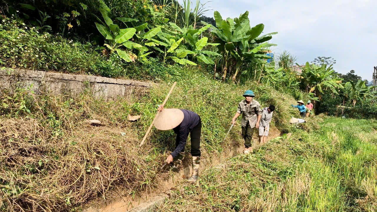 Thôn Bản Khiển tổ chức nạo vét kênh mương phục vụ sản xuất