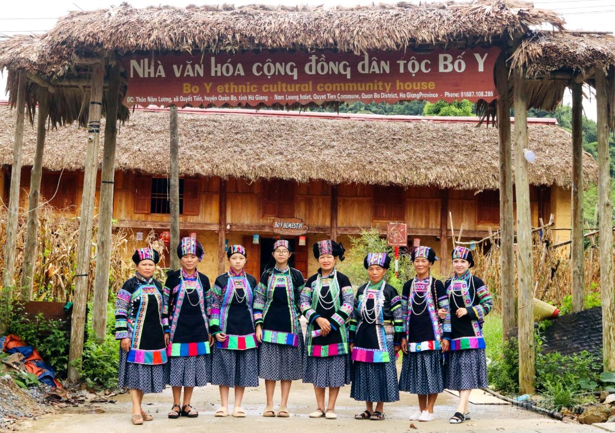 Gìn giữ nét đẹp trang phục truyền thống dân tộc Bố Y