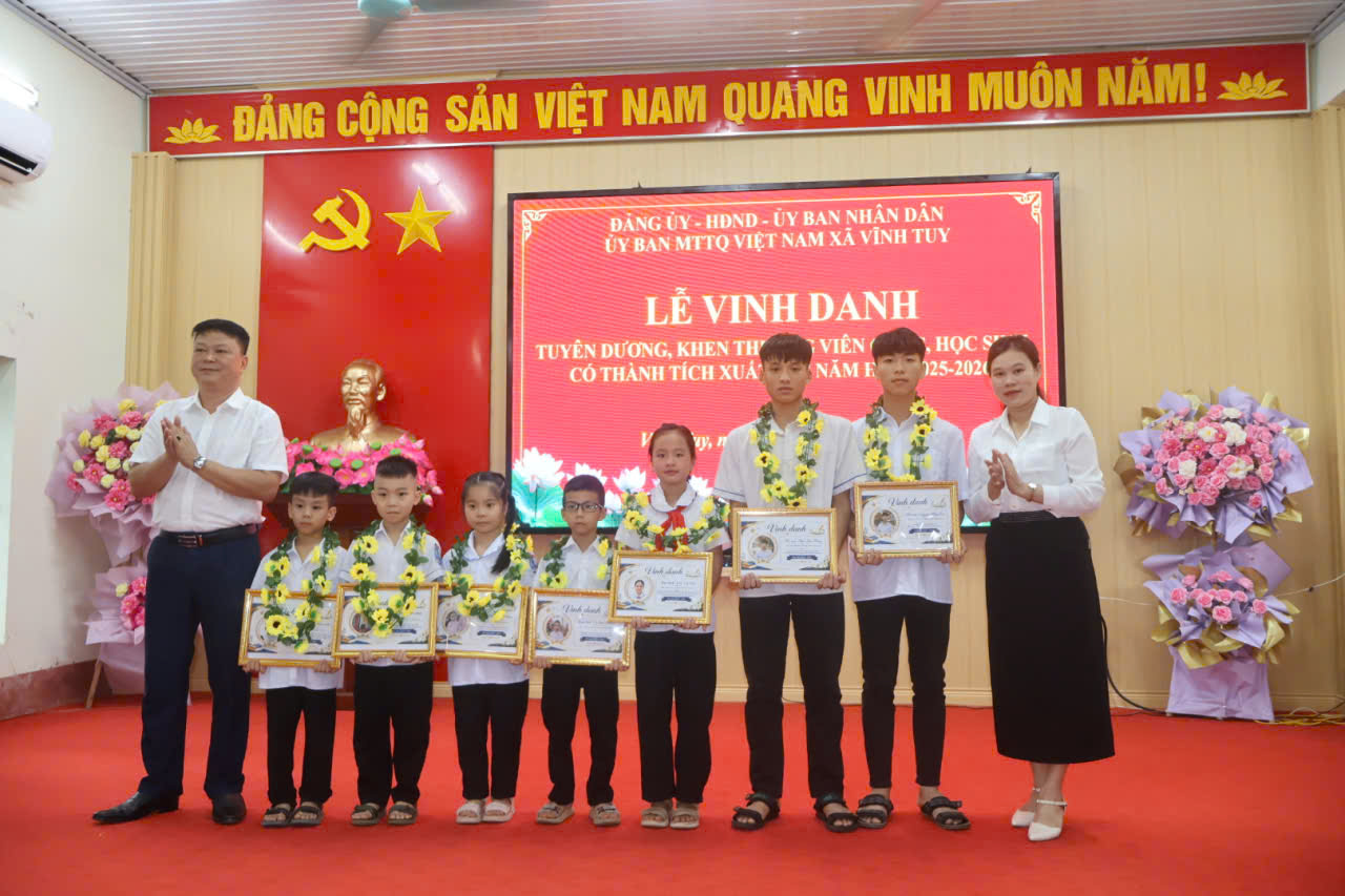 Vinh danh trao v&ograve;ng hoa ng quế 7 em.jpg