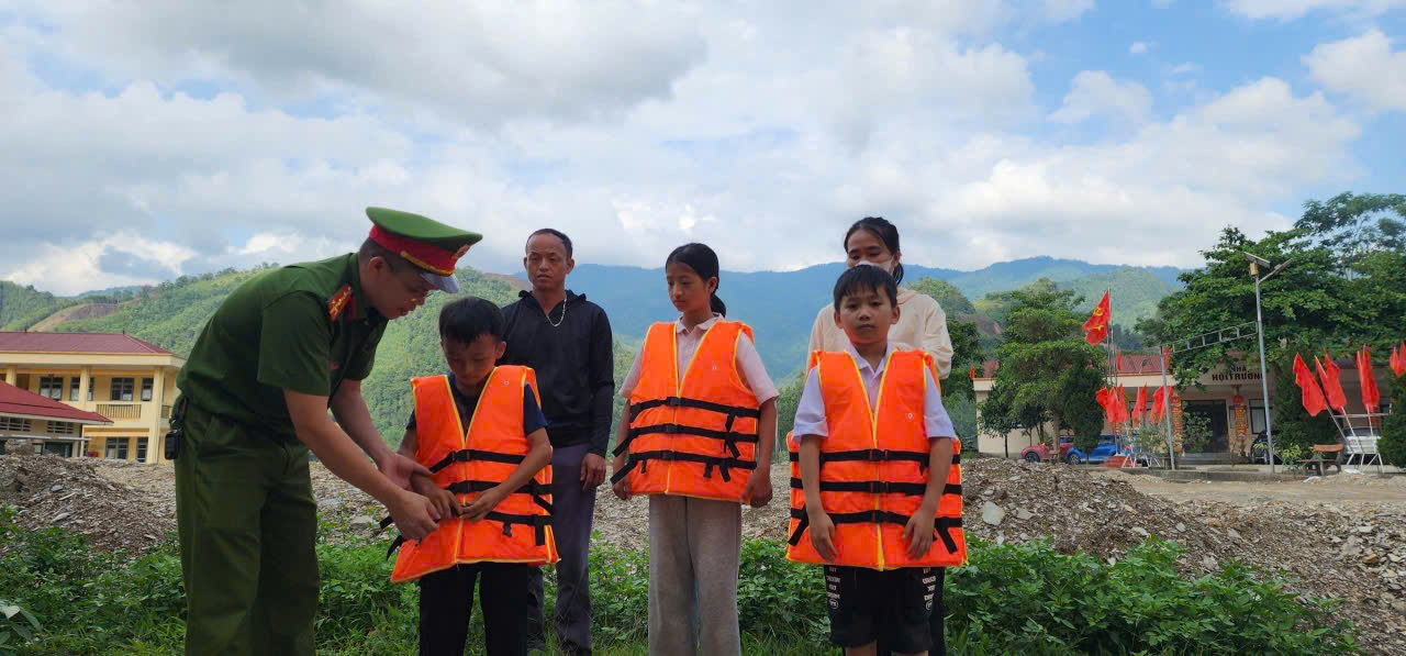 CÔNG AN XÃ THUẬN HÒA TRANG BỊ KỸ NĂNG PHÒNG CHỐNG ĐUỐI NƯỚC, PHÒNG CHÁY CHỮA CHÁY VÀ CỨU NẠN CỨU HỘ CHO HỌC SINH