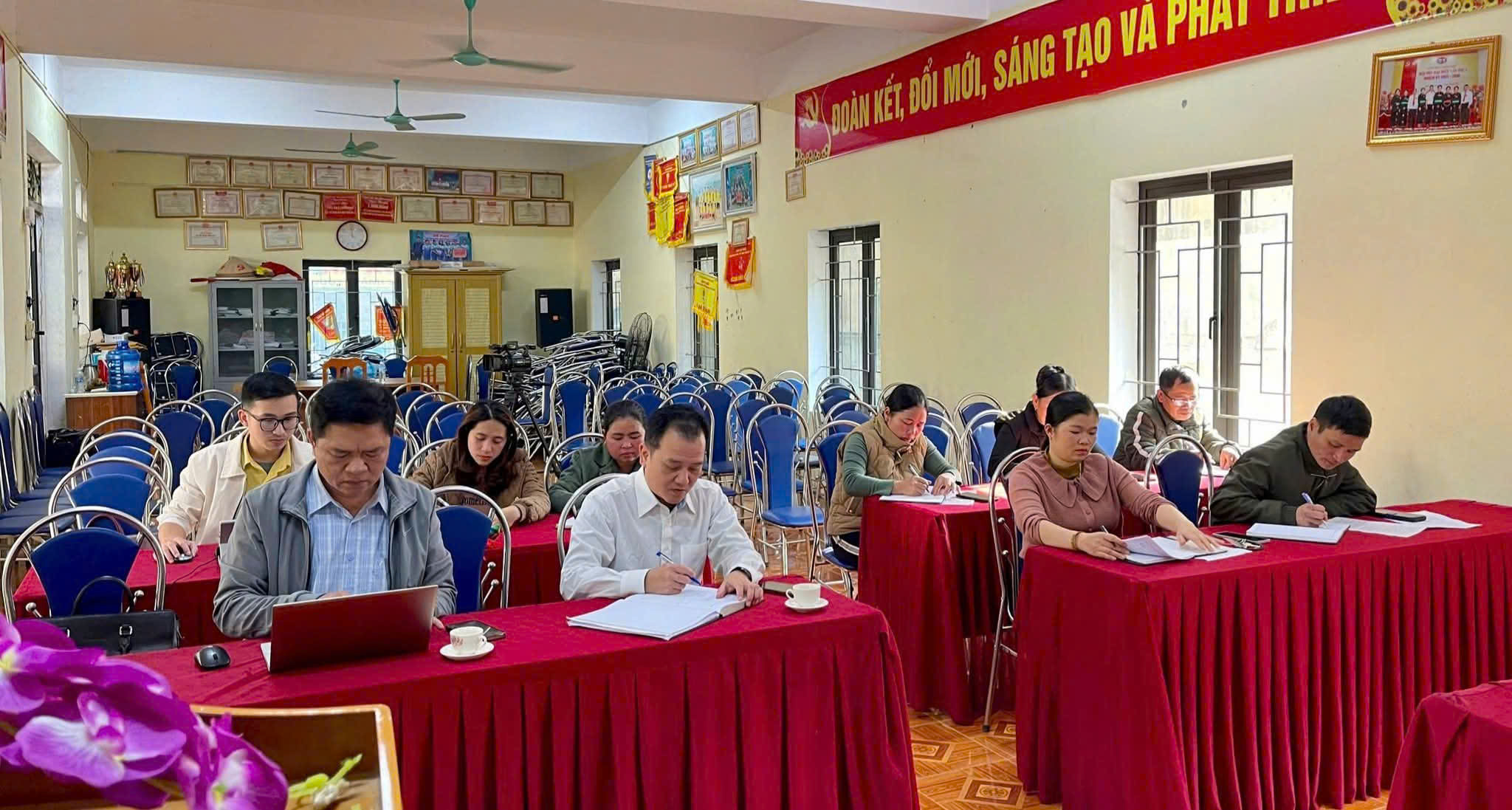 THƯỜNG TRỰC ĐẢNG UỶ XÃ KIỂM TRA TÌNH HÌNH THỰC HIỆN NHIỆM VỤ PHÁT TRIỂN KINH TẾ TẠI THÔN NÀ LÁ, XÃ MINH NGỌC