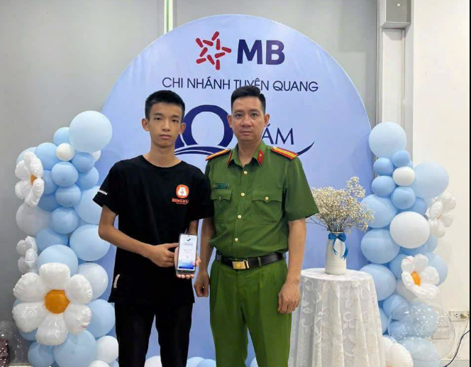 TRẢ LẠI TIỀN CHUYỂN NHẦM: HÀNH ĐỘNG ĐẸP TỪ CẬU HỌC TRÒ NHỎ TUỔI