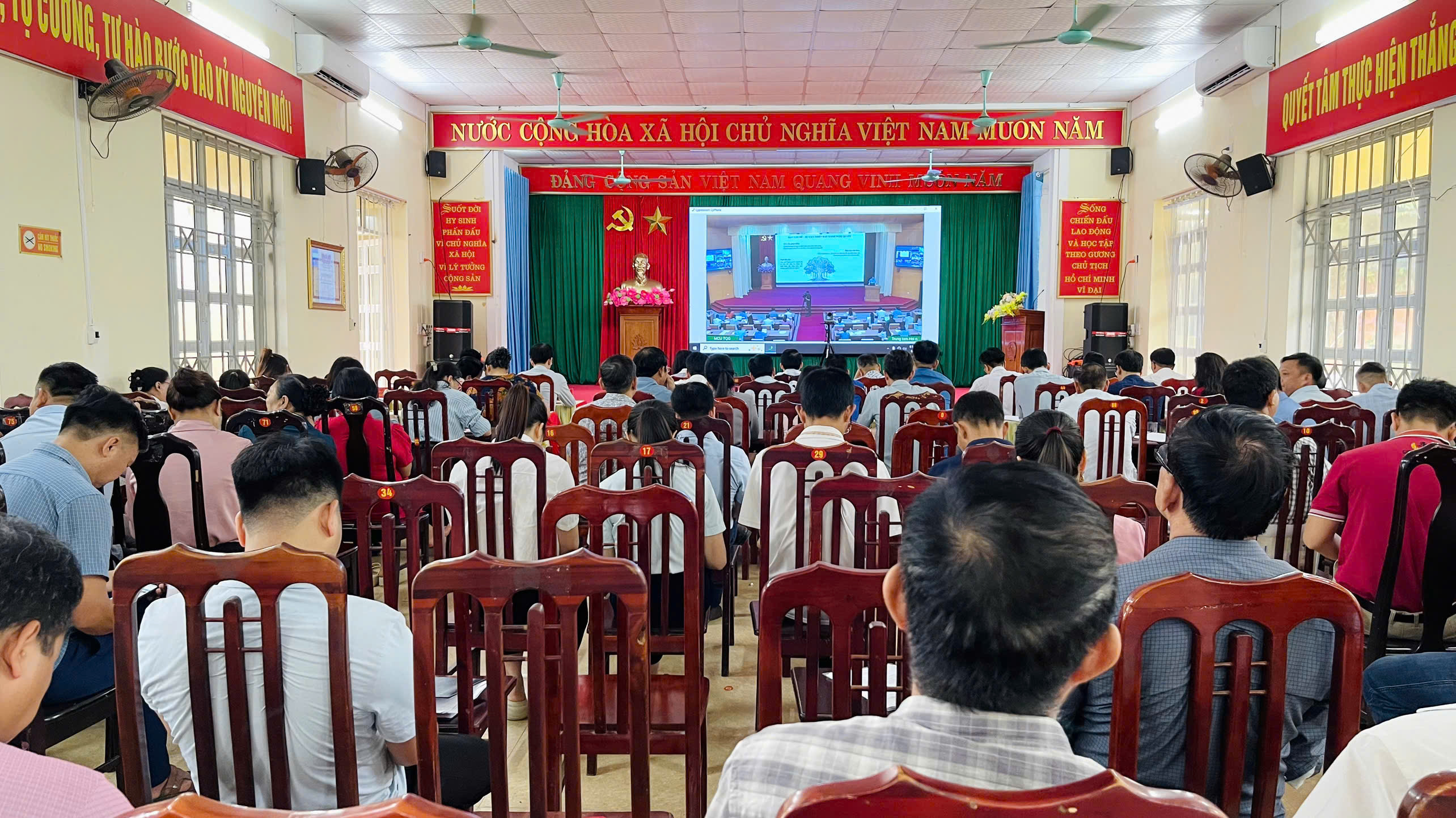 XÃ BÌNH CA THAM DỰ HỘI NGHỊ HỌC TẬP, QUÁN TRIỆT, TRIỂN KHAI THỰC HIỆN CÁC NGHỊ QUYẾT CỦA BAN CHẤP HÀNH ĐẢNG BỘ TỈNH, BAN THƯỜNG VỤ TỈNH ỦY