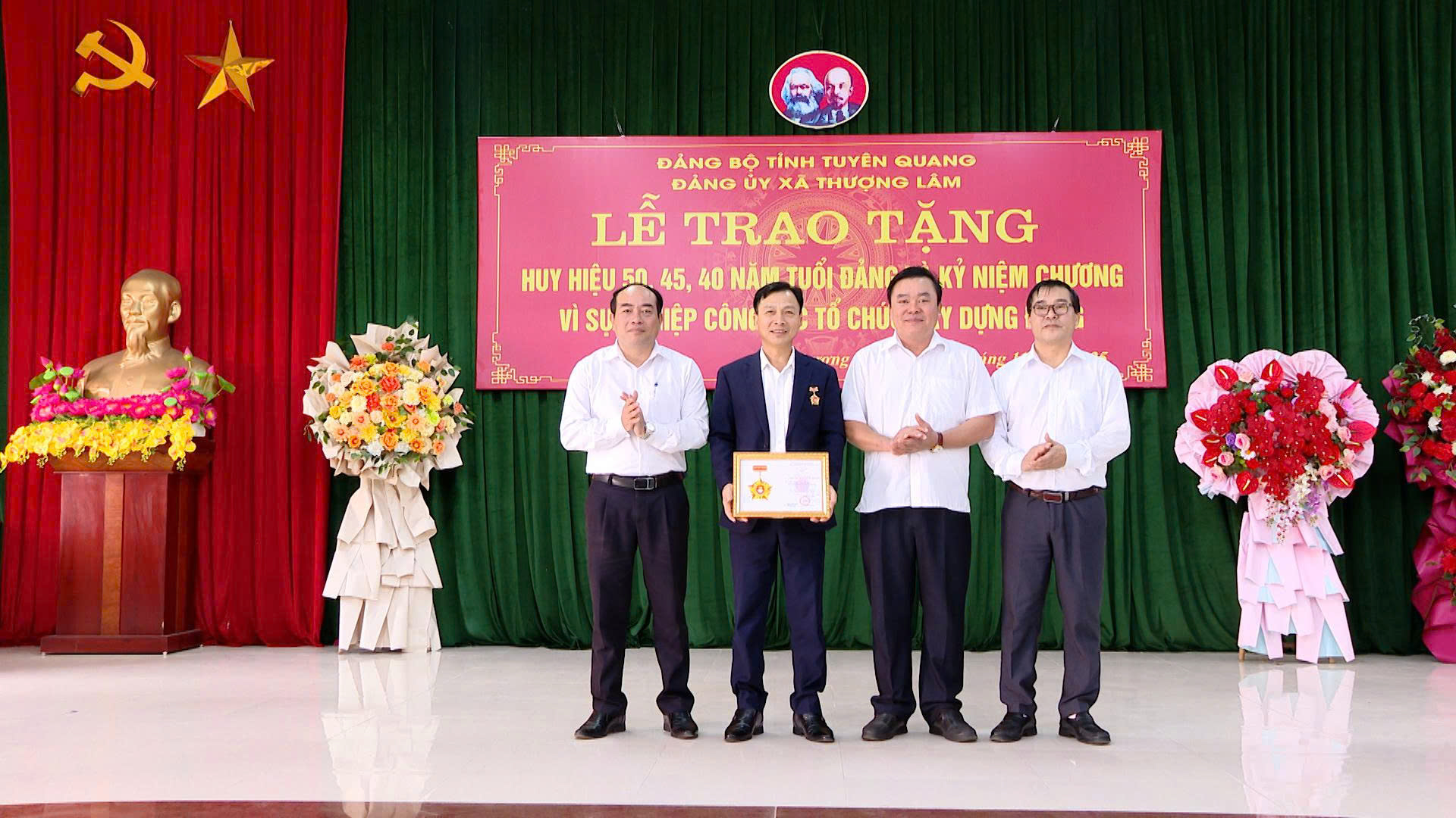 Đảng ủy xã Thượng Lâm trao tặng Huy hiệu Đảng, Kỷ niệm chương Vì sự nghiệp công tác tổ chức xây dựng Đảng