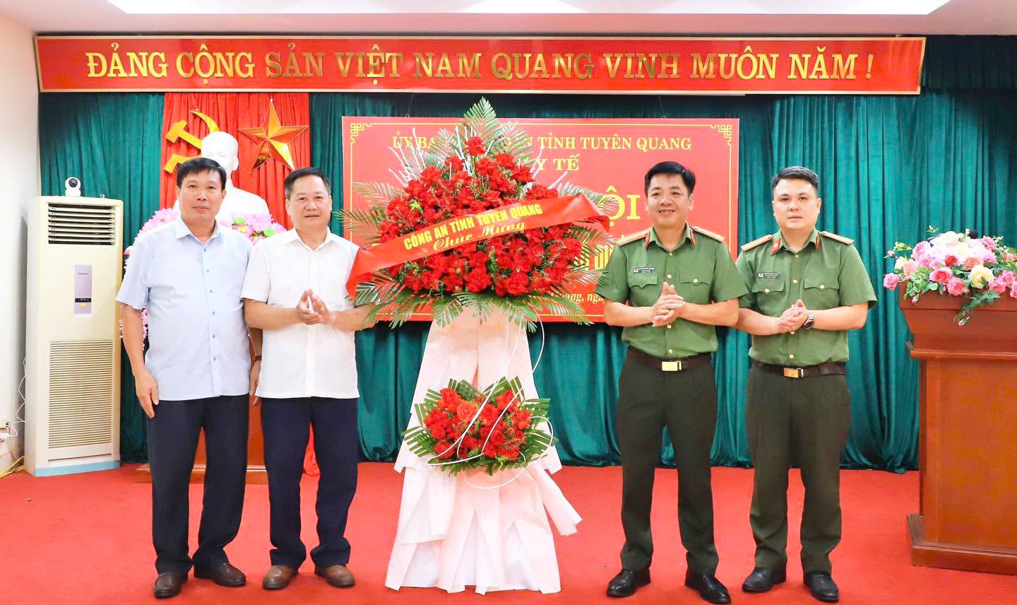 LÃNH ĐẠO CÔNG AN TỈNH DỰ NGÀY HỘI “TOÀN DÂN BẢO VỆ AN NINH TỔ QUỐC” TẠI SỞ Y TẾ