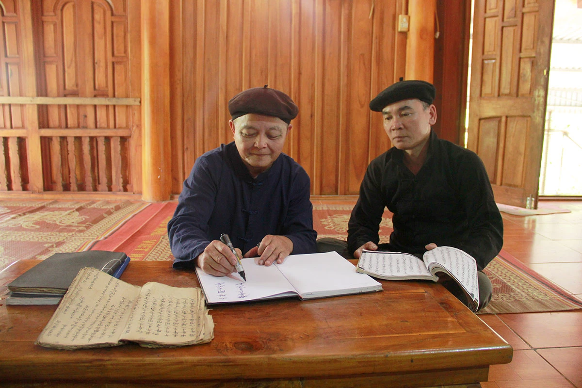 Thầy Then của bản