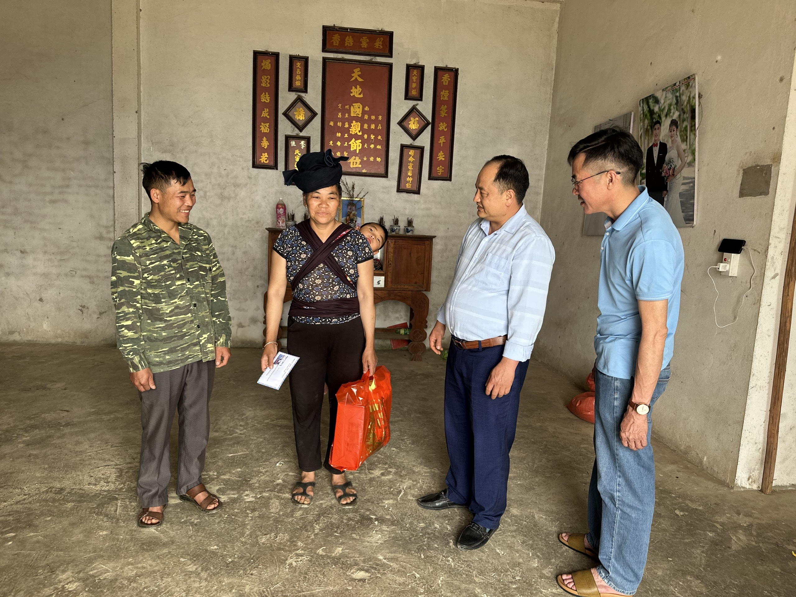 Đồng chí Ly Văn Minh, Phó Bí thư Thường trực Đảng ủy xã thăm, tặng quà ngày Người khuyết tật Việt Nam 18/4 tại thôn Na Lình