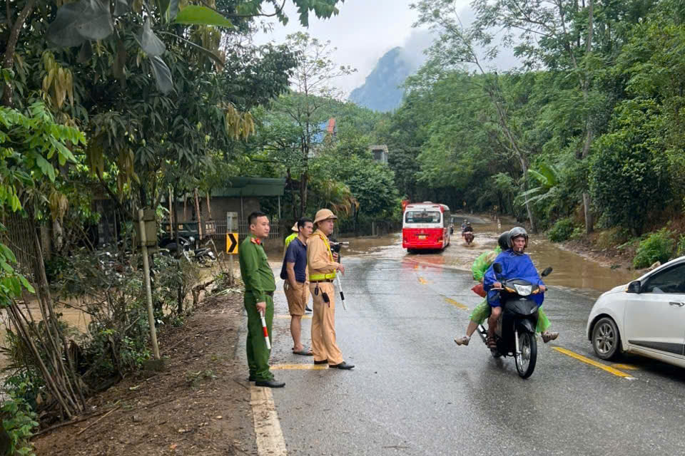 NHANH CHÓNG, KHẨN TRƯƠNG, KỊP THỜI PHỐI HỢP ĐIỀU TIẾT GIAO THÔNG, ĐẢM BẢO AN TOÀN TẠI CÁC ĐIỂM NGẬP ÚNG DO MƯA LỚN