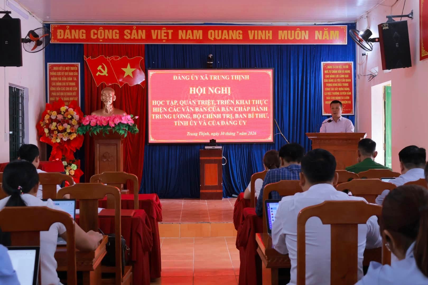 ĐẢNG ỦY XÃ TRUNG THỊNH TỔ CHỨC HỘI NGHỊ HỌC TẬP, QUÁN TRIỆT VÀ TRIỂN KHAI THỰC HIỆN CÁC VĂN BẢN CỦA TRUNG ƯƠNG, TỈNH ỦY VÀ ĐẢNG ỦY