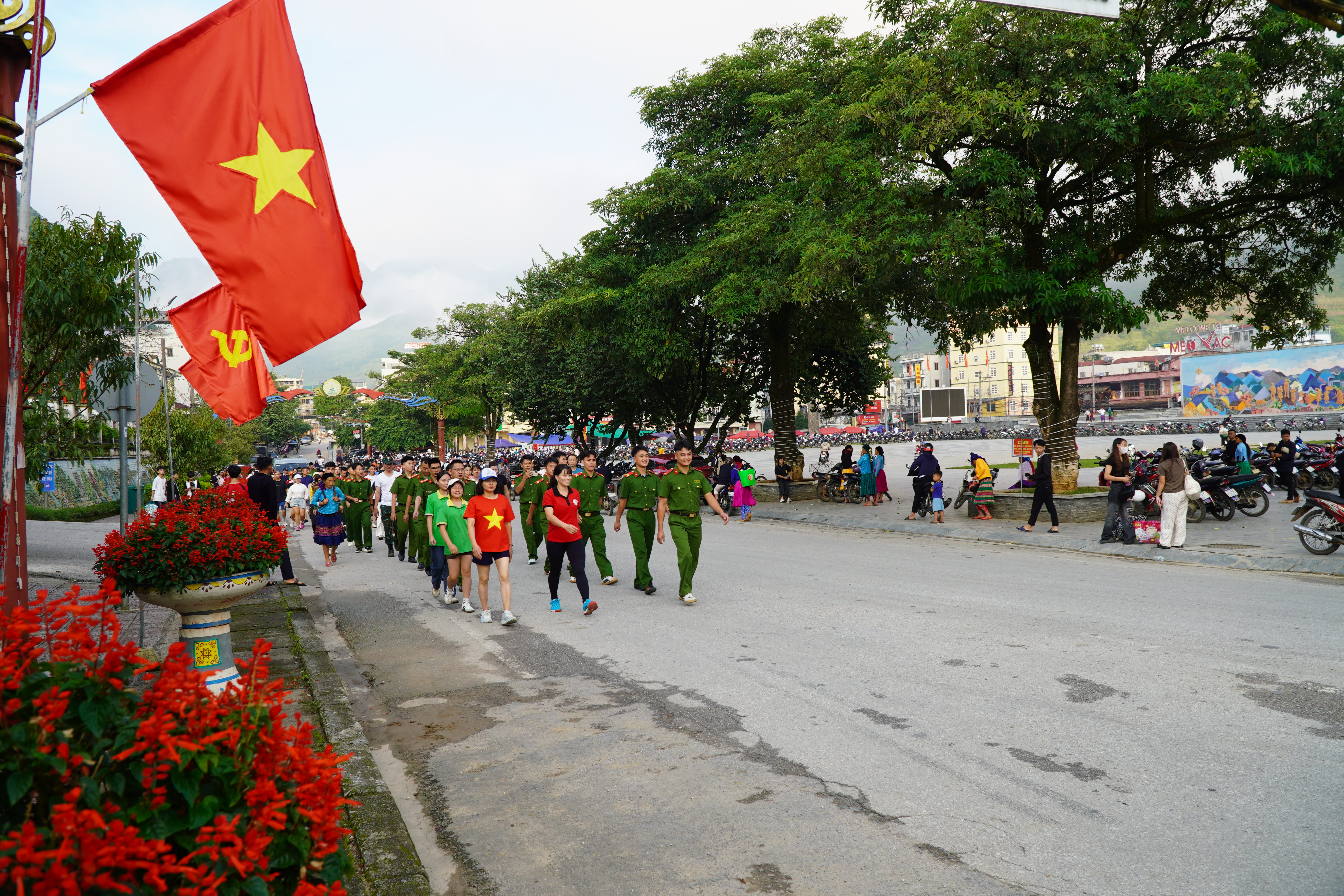 Mèo Vạc sôi nổi hưởng ứng Chương trình đi bộ “Cùng Việt Nam tiến bước” năm 2026