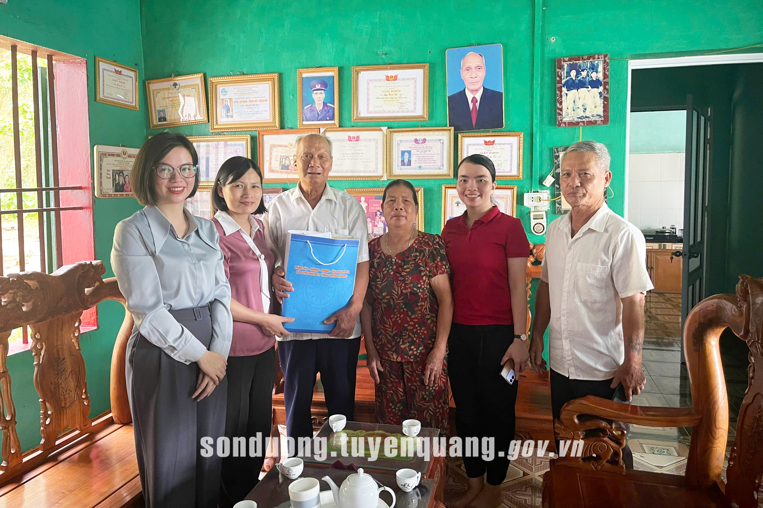 Đồng chí Phó Bí thư Thường trực Đảng ủy xã Sơn Dương thăm hỏi gia đình chính sách