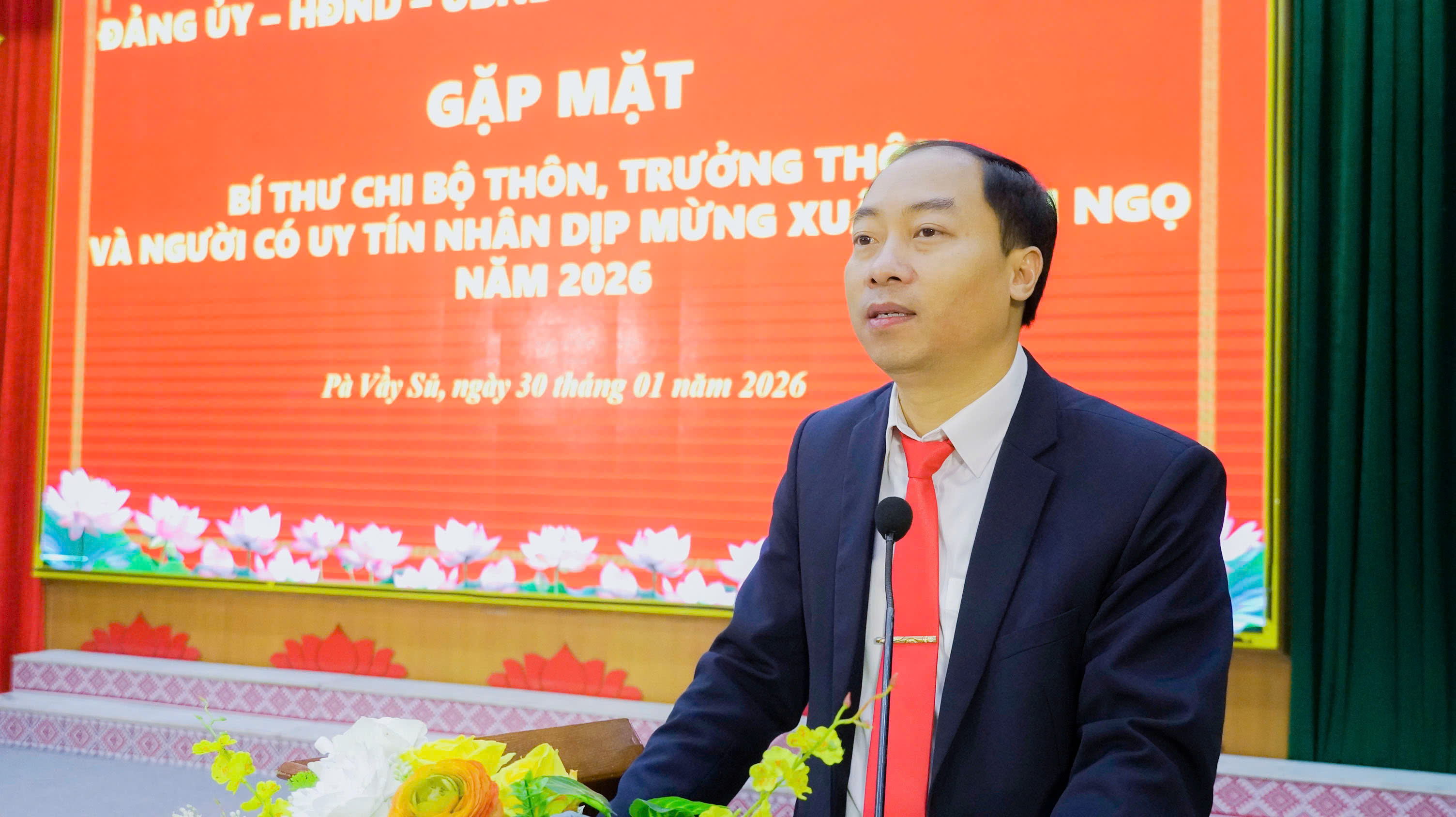 gặp mặt b&iacute; thư, trưởng th&ocirc;n dịp tết (1).jpg
