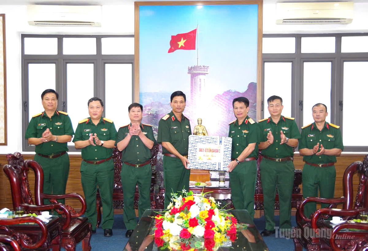Tư lệnh Quân đoàn 12 Lê Xuân Thuân thăm, làm việc và tặng quà gia đình chính sách trên địa bàn tỉnh