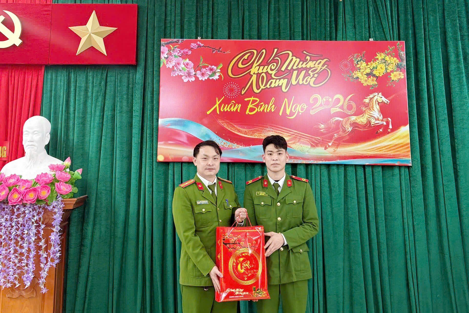 GẶP MẶT, TẶNG QUÀ ĐỘNG VIÊN CHIẾN SĨ HOÀN THÀNH NGHĨA VỤ CÔNG AN NHÂN DÂN TRỞ VỀ ĐỊA PHƯƠNG