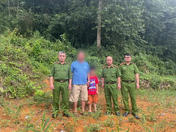 CÔNG AN XÃ TÌM THẤY CHÁU BÉ HÀ NỘI BỊ LẠC GIỮA KHE NÚI LŨNG CÚ SAU 3 GIỜ TÌM KIẾM