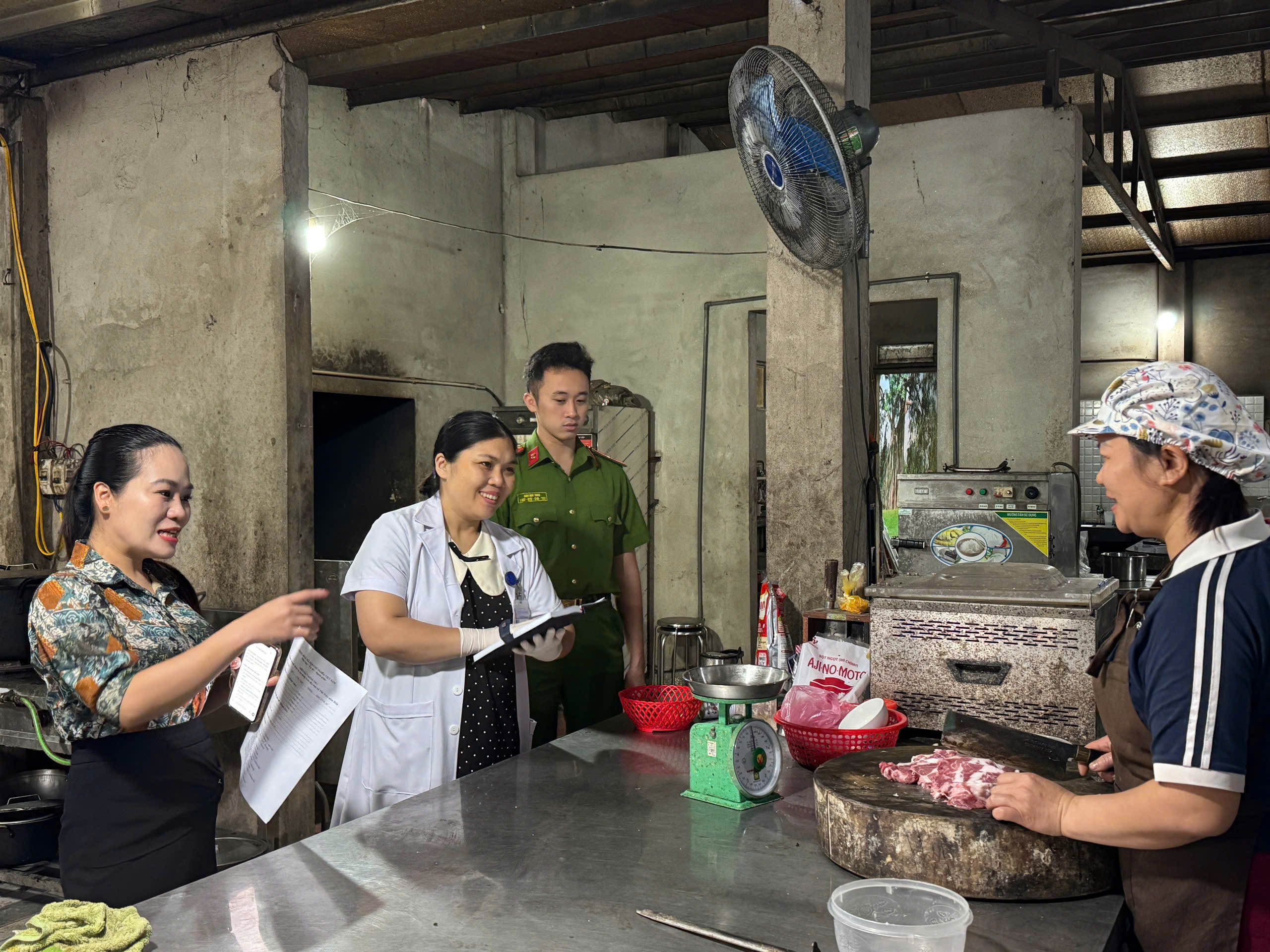 CÔNG AN XÃ TÂN TRÀO PHỐI HỢP KIỂM TRA VỆ SINH AN TOÀN THỰC PHẨM TẠI CÁC CƠ SỞ GIÁO DỤC TRÊN ĐỊA BÀN