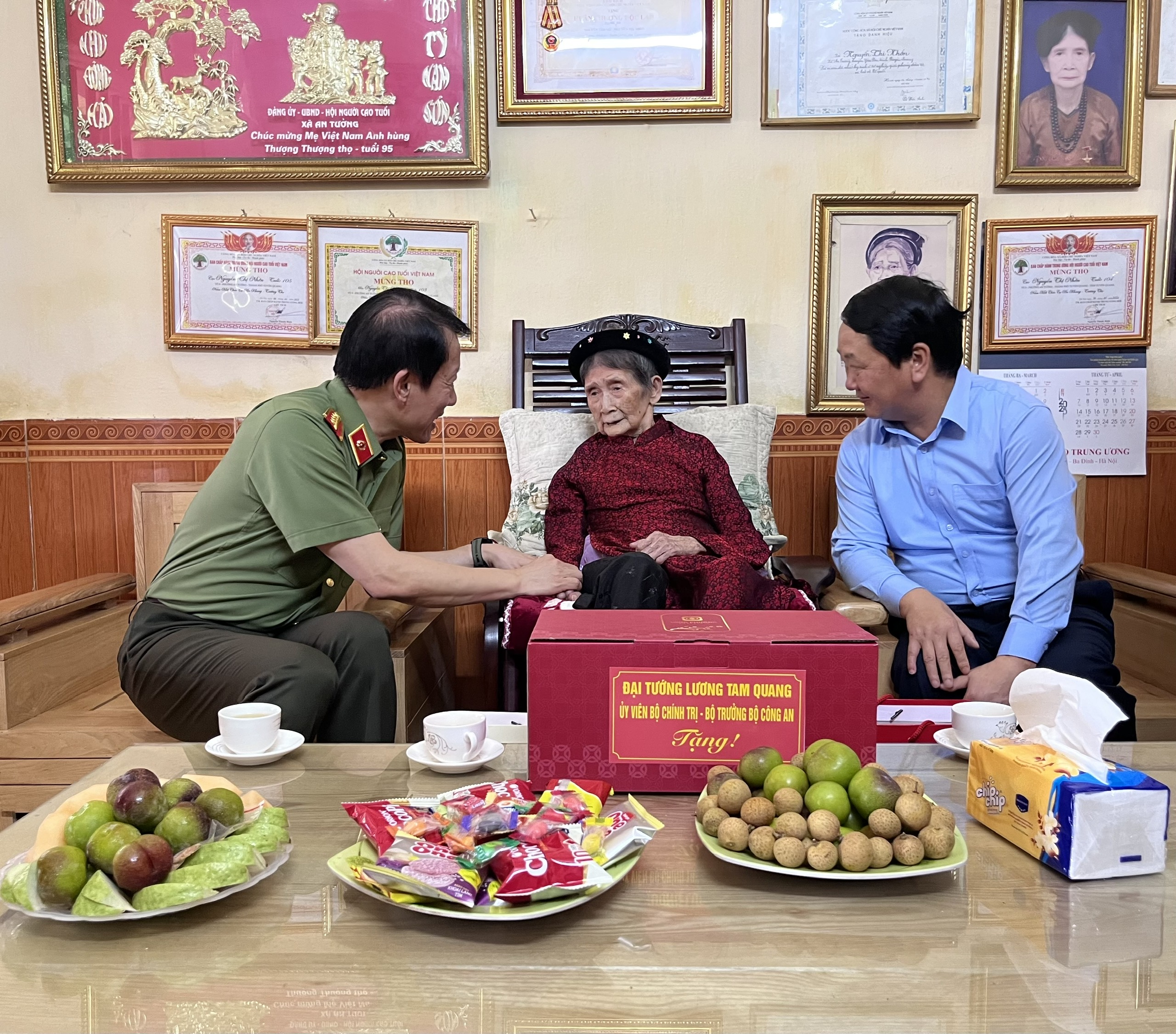 Đoàn công tác của Bộ Công an thăm và tặng quà Mẹ Việt Nam Anh hùng Nguyễn Thị Nhớn