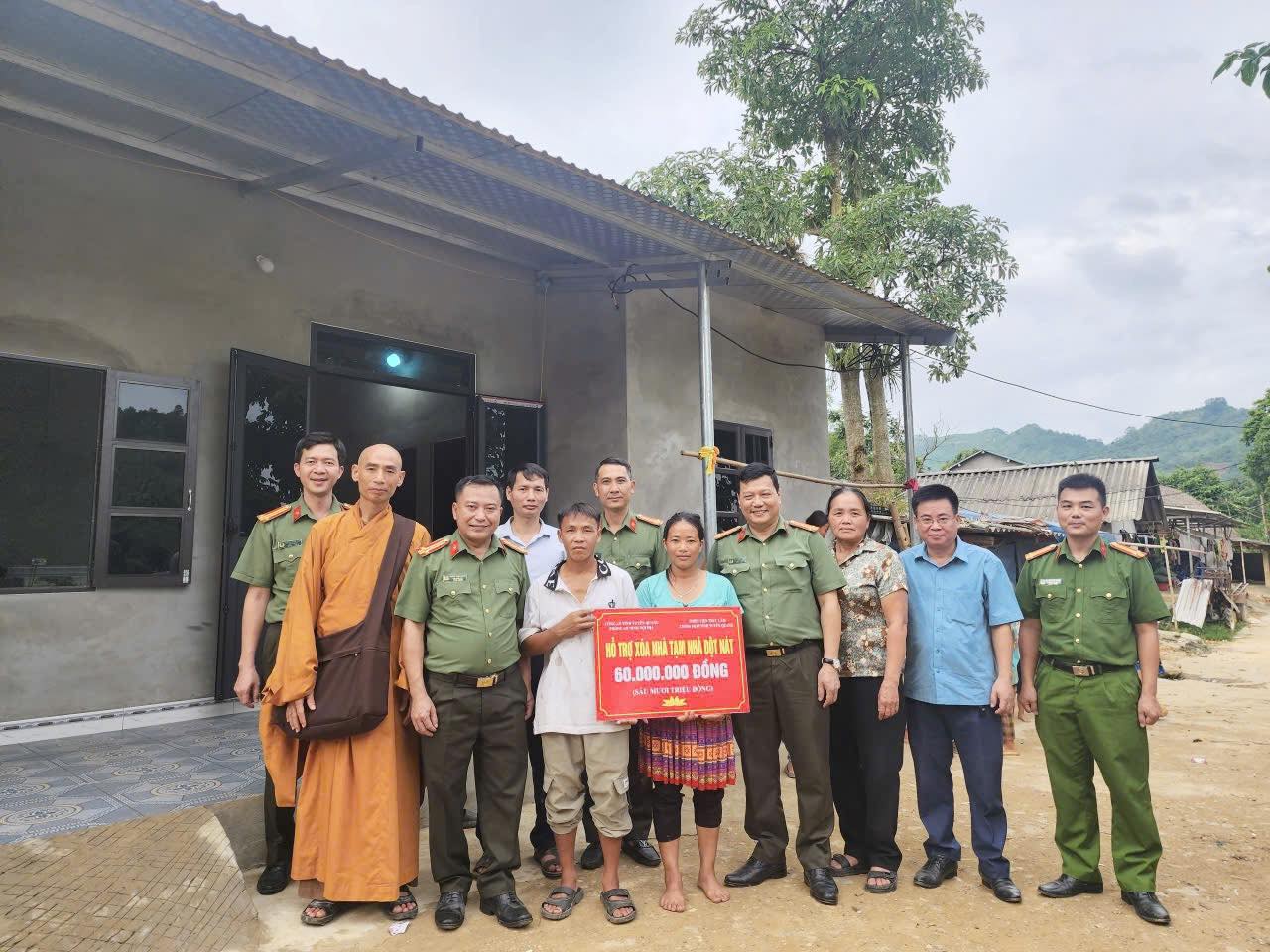 CHUNG TAY XOÁ NHÀ TẠM, NHÀ DỘT NÁT - LAN TOẢ YÊU THƯƠNG