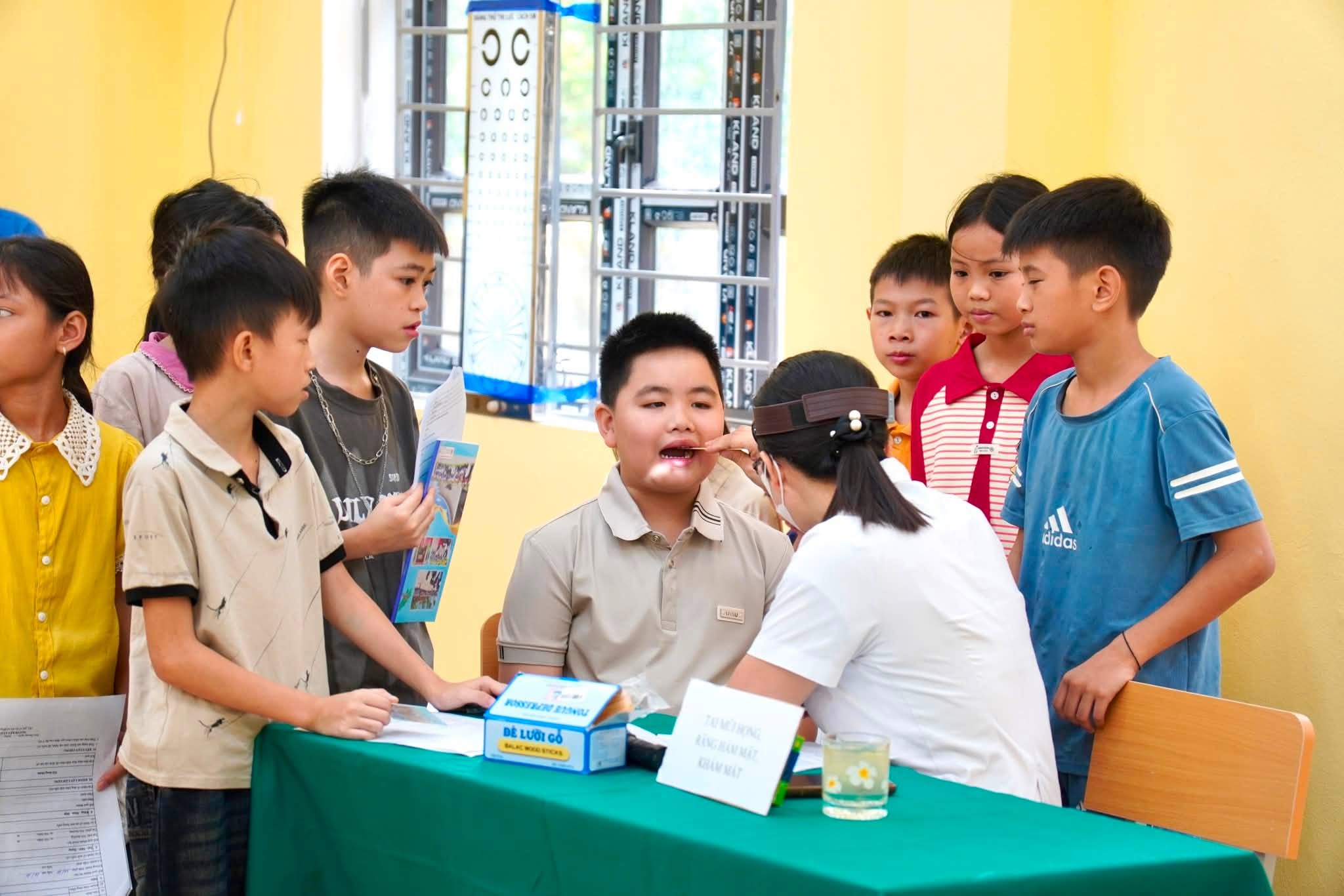 Trạm y tế xã Sơn Dương tổ chức khám sức khỏe định kỳ, khám sàng lọc học sinh