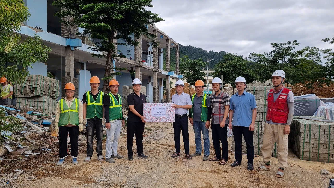 Thường trực Đảng ủy xã Cán Tỷ kiểm tra tiến độ xây dựng Trường nội trú liên cấp và tặng quà đơn vị thi công