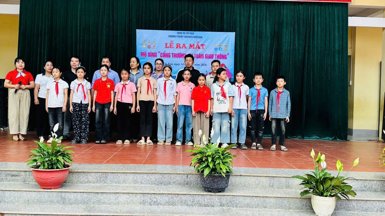 RA MẮT MÔ HÌNH “CỔNG TRƯỜNG AN TOÀN GIAO THÔNG”