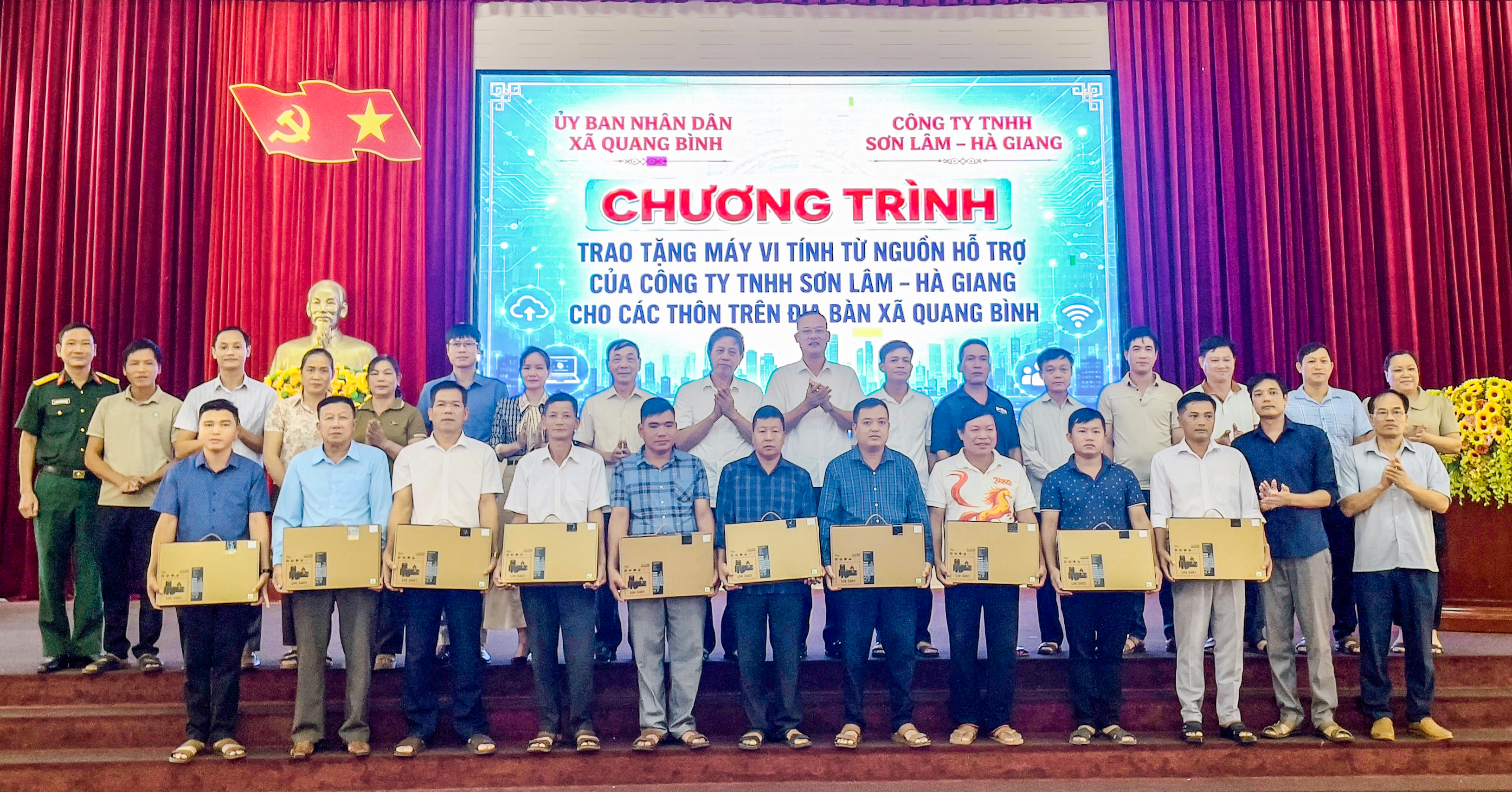 (Quang Bình – Tuyên Quang) XÃ QUANG BÌNH TIẾP NHẬN 10 BỘ MÁY TÍNH XÁCH TAY TRỊ GIÁ HƠN 210 TRIỆU ĐỒNG DO CÔNG TY TNHH SƠN LÂM TRAO TẶNG