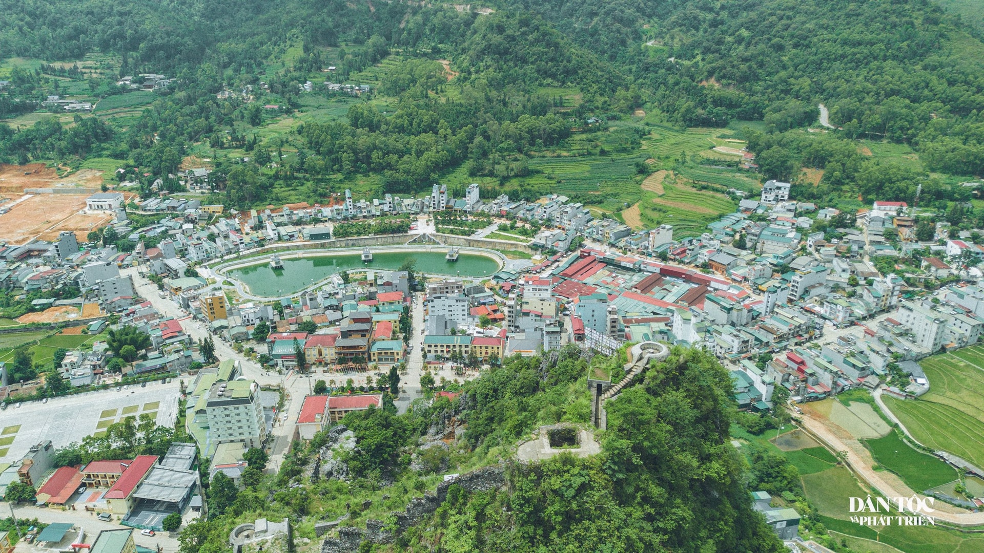 Ngắm thung lũng Đồng Văn từ đồn binh hơn 100 năm do người Pháp xây dựng