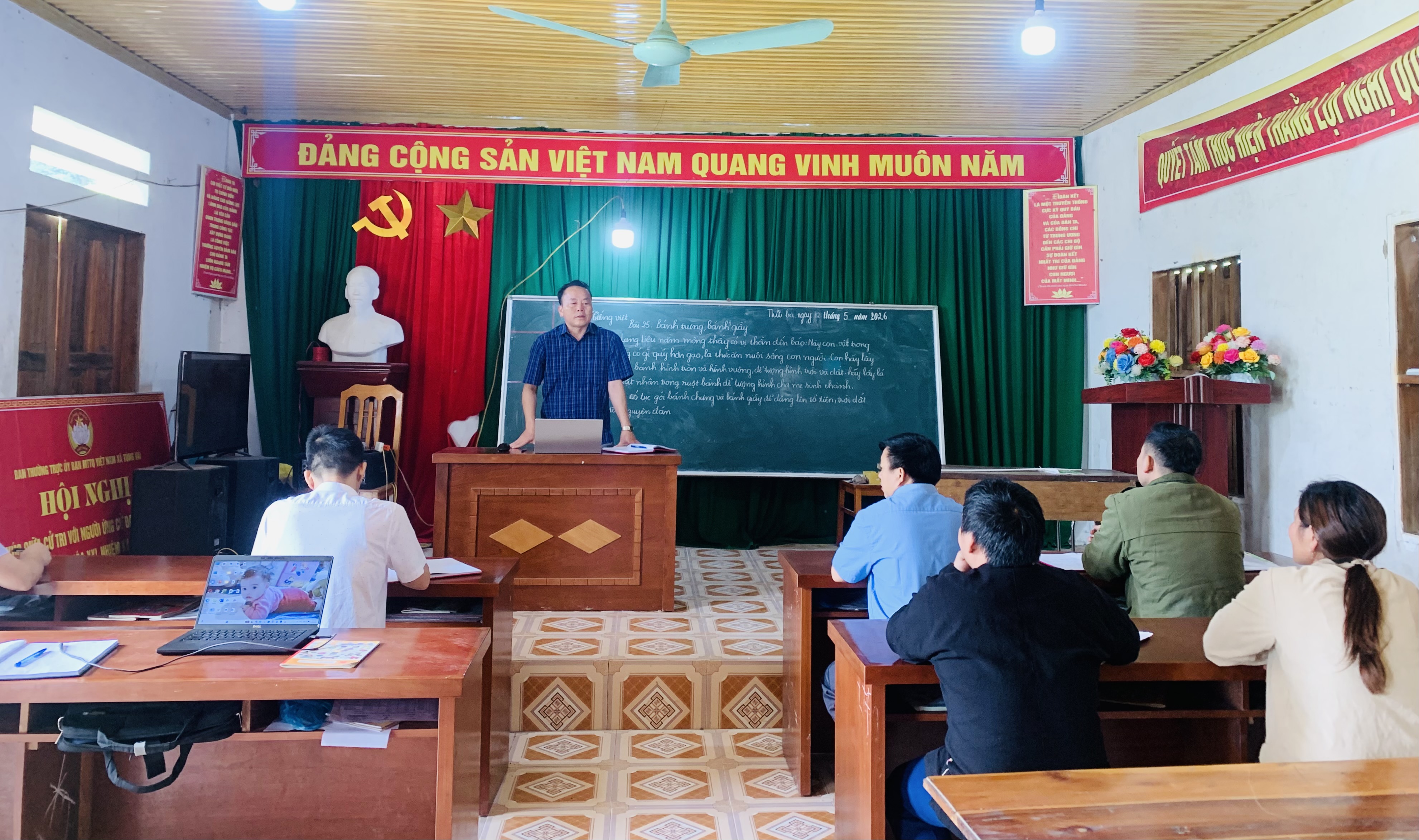 Tổ công tác số 8 xã Tùng Vài làm việc tại thôn Vả Thàng 2.