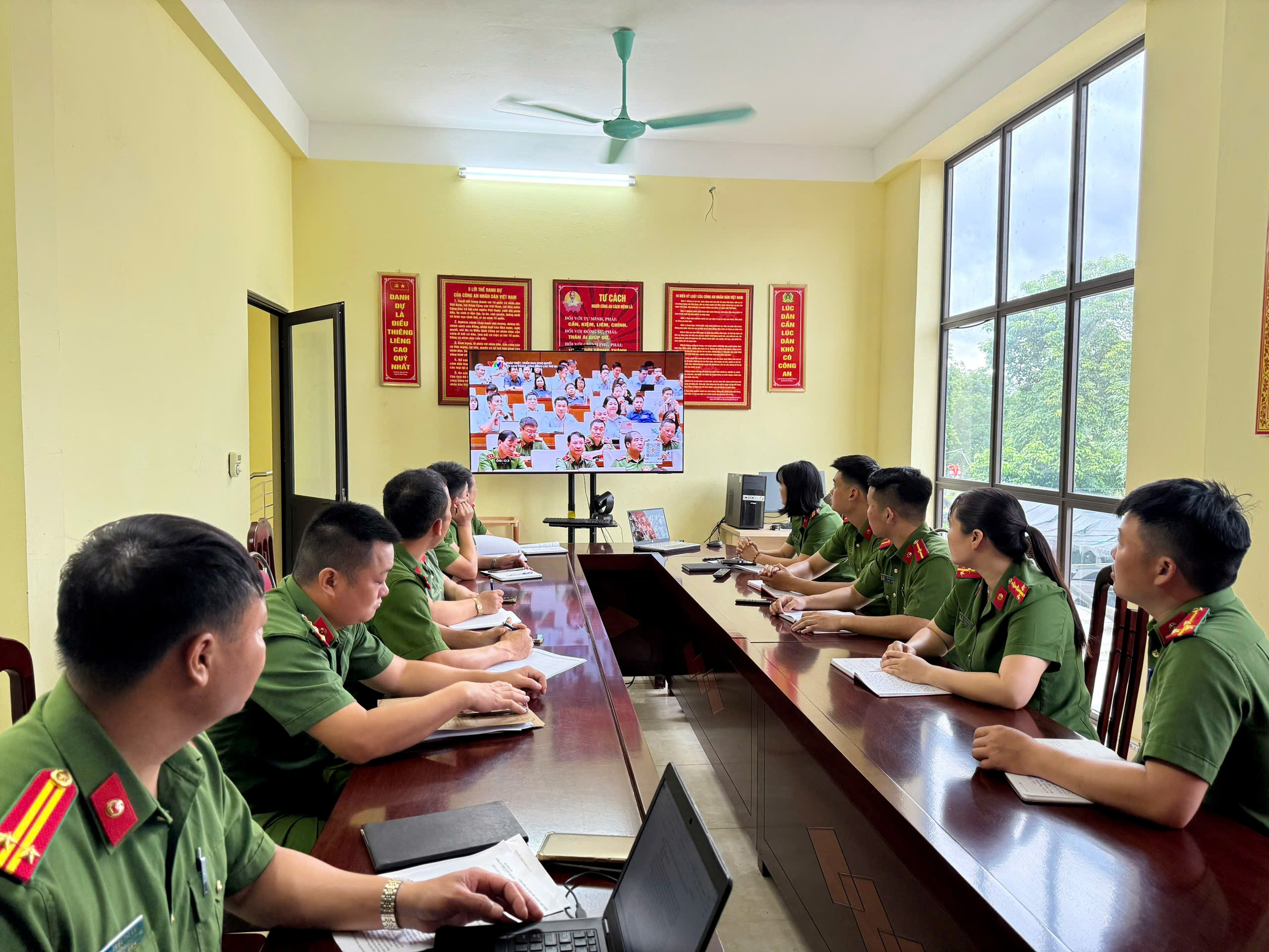 CÔNG AN XÃ YÊN THÀNH TỔ CHỨC NGHIÊN CỨU, HỌC TẬP, QUÁN TRIỆT NGHỊ QUYẾT HỘI NGHỊ LẦN THỨ 3 BAN CHẤP HÀNH TRUNG ƯƠNG ĐẢNG KHÓA XIV