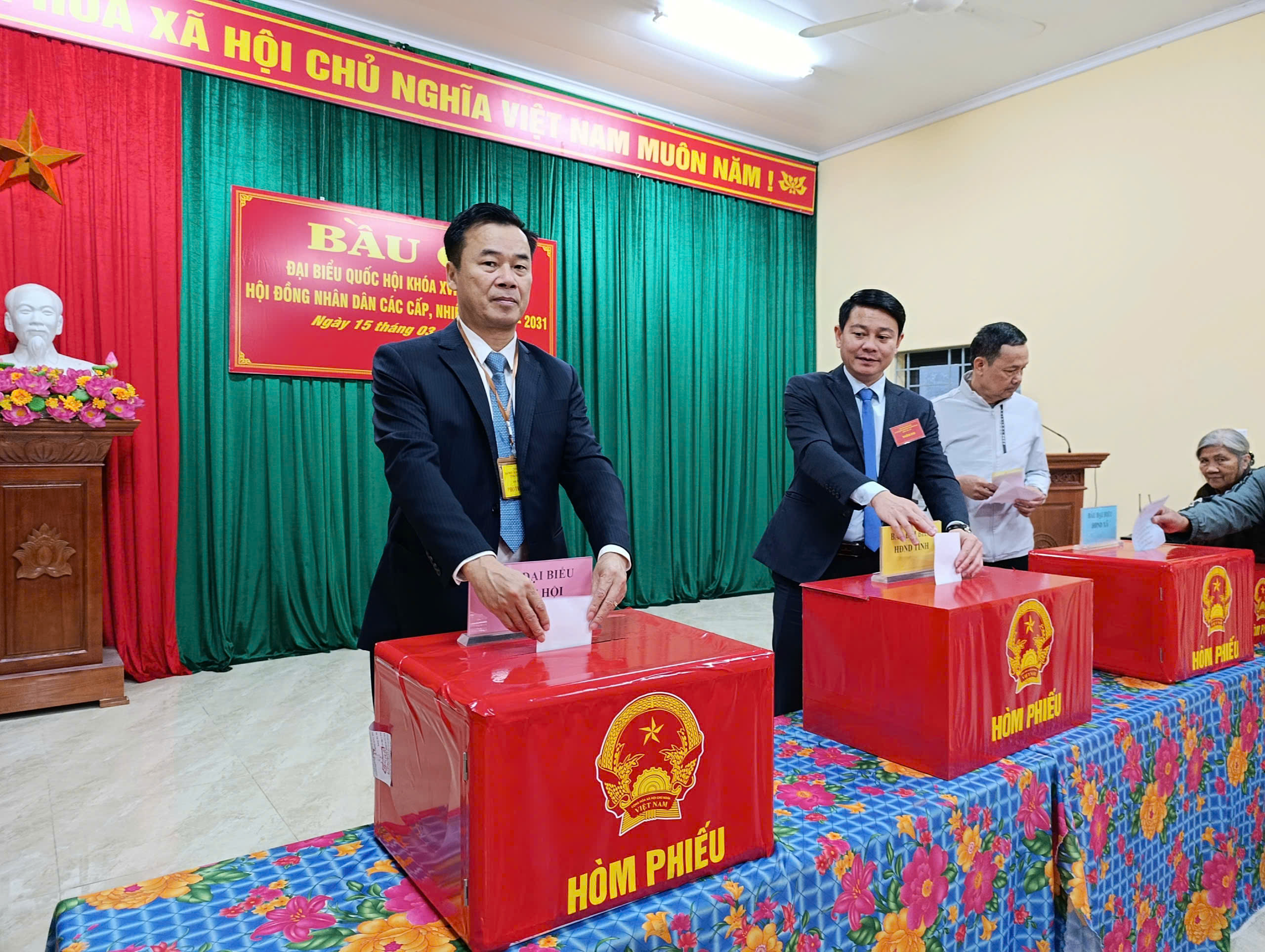 Cử tri xã Tân Quang sôi nổi tham gia ngày hội non sông