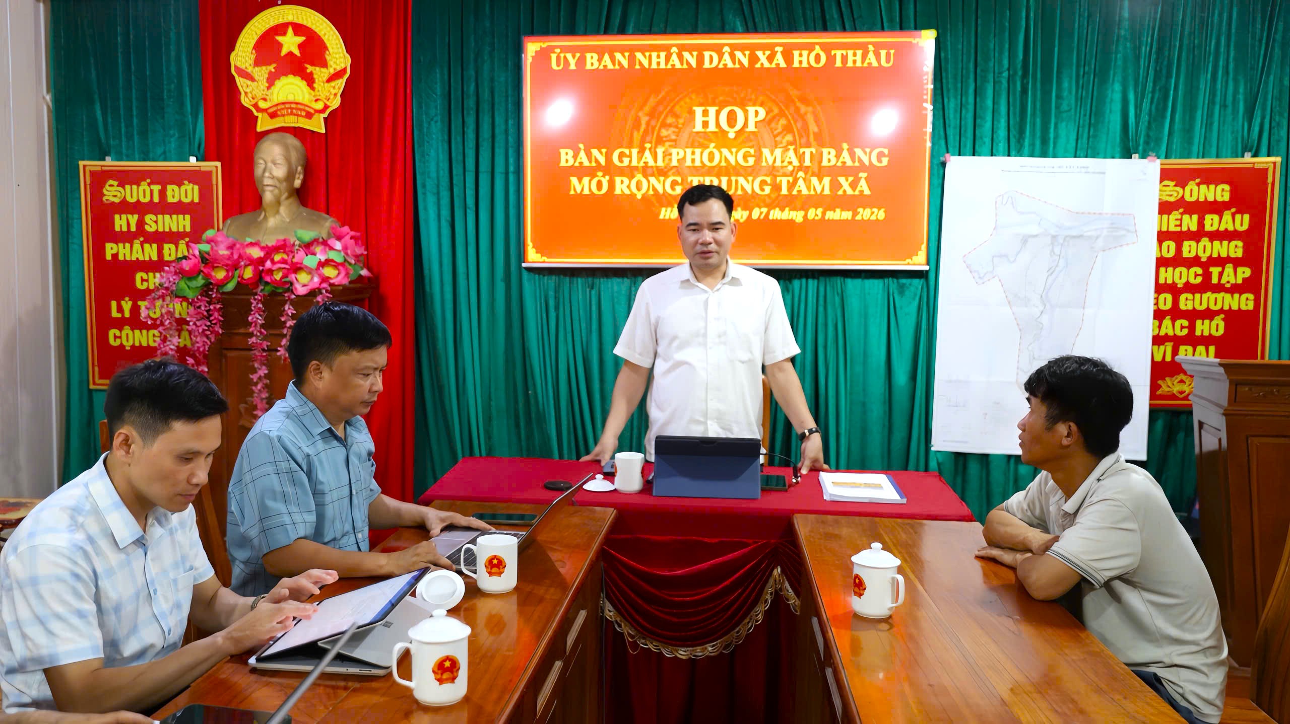 XÃ HỒ THẦU: HỌP BÀN CÔNG TÁC GIẢI PHÓNG MẶT BẰNG MỞ RỘNG TRUNG TÂM XÃ