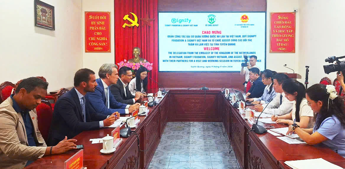Đoàn công tác Đại sứ quán Vương Quốc Hà Lan tại Việt Nam, Tổ chức ASSIST, Quỹ Signify Foundation và Signify Việt Nam cùng các Đối tác thăm và làm việc tại Tuyên Quang